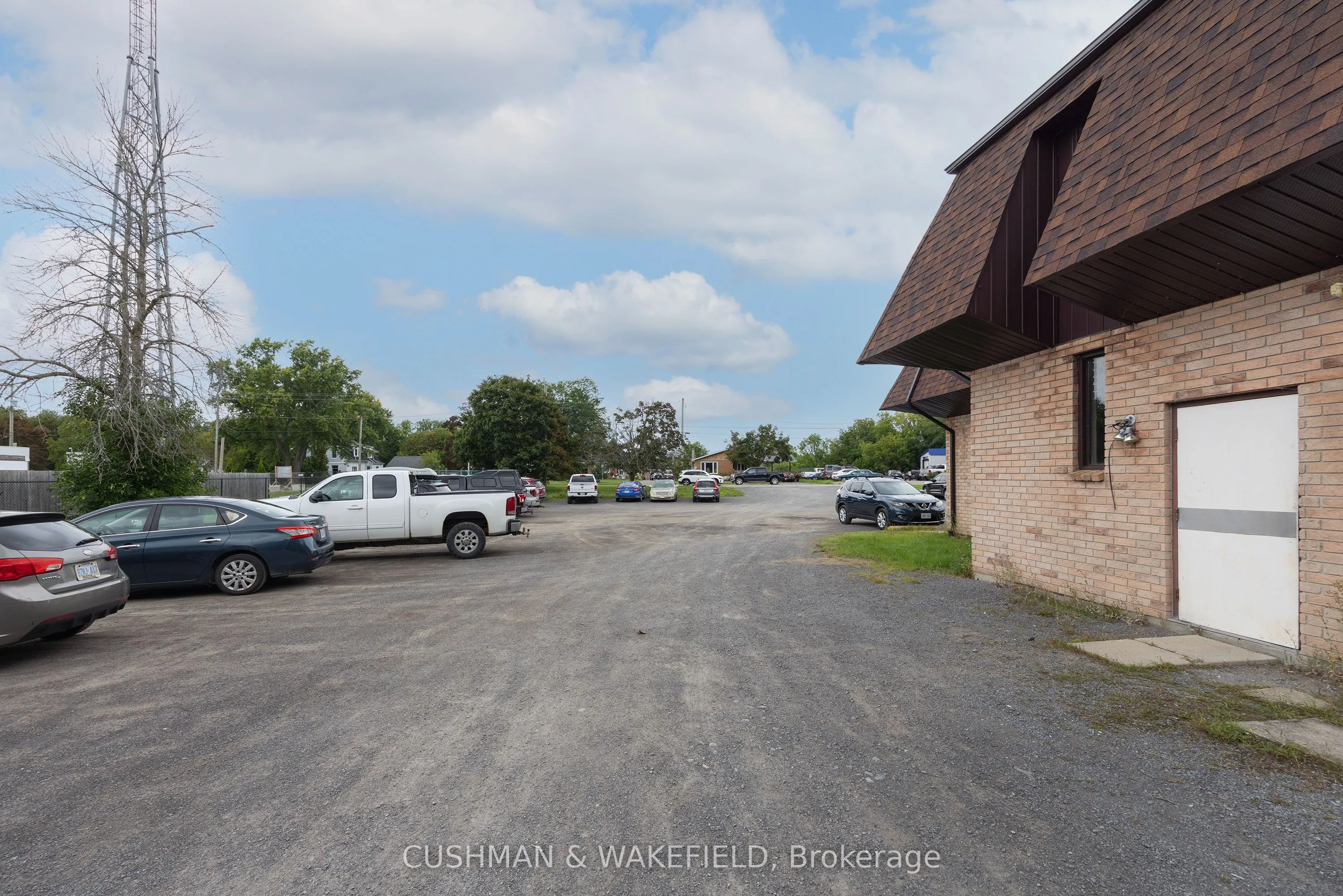 353 Dundas Street W