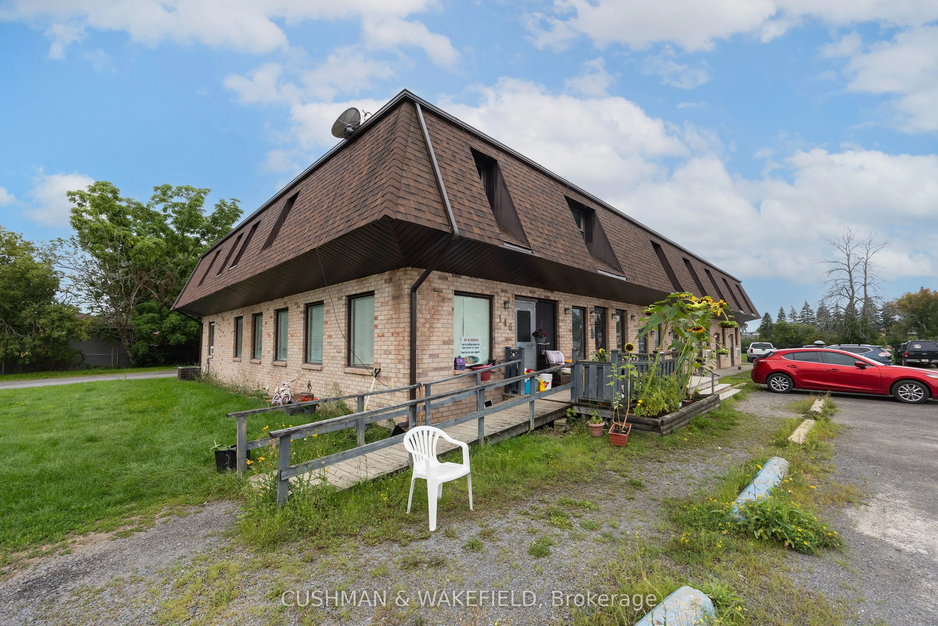 353 Dundas Street W