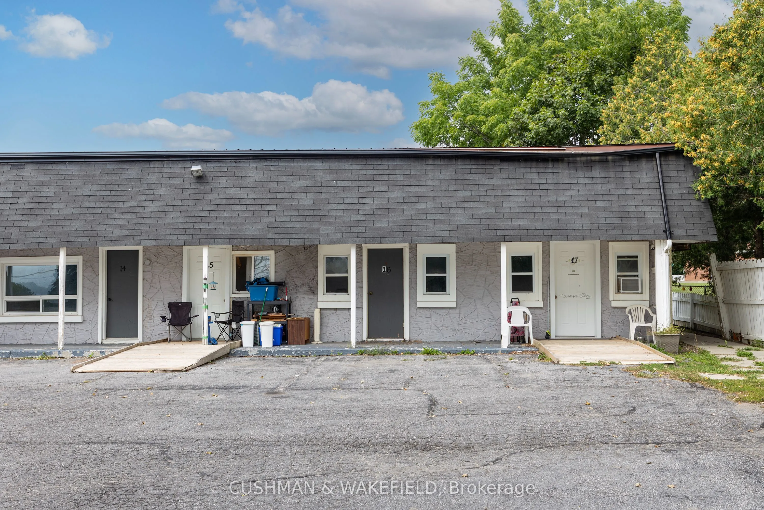 353 Dundas Street W