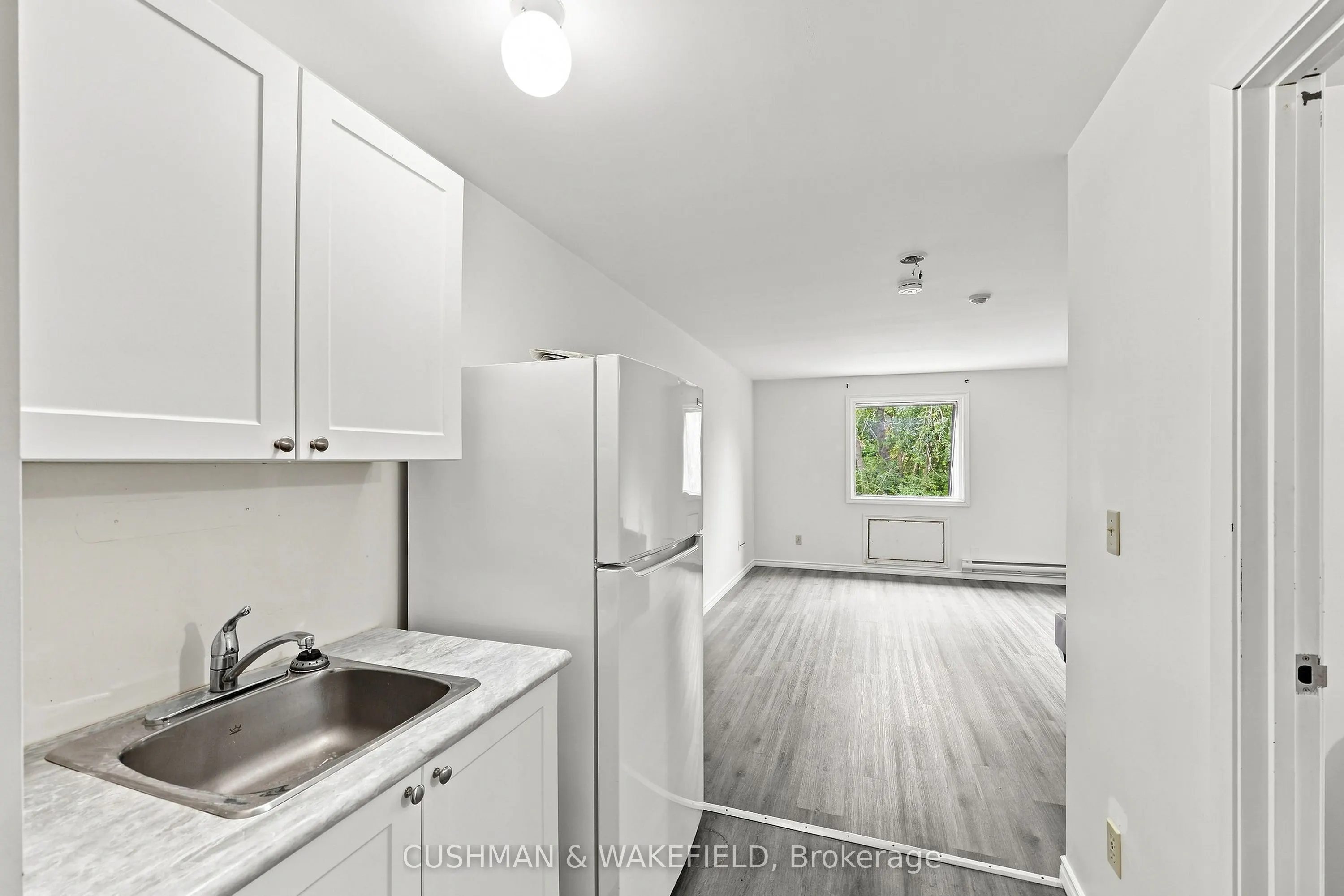 353 Dundas Street W