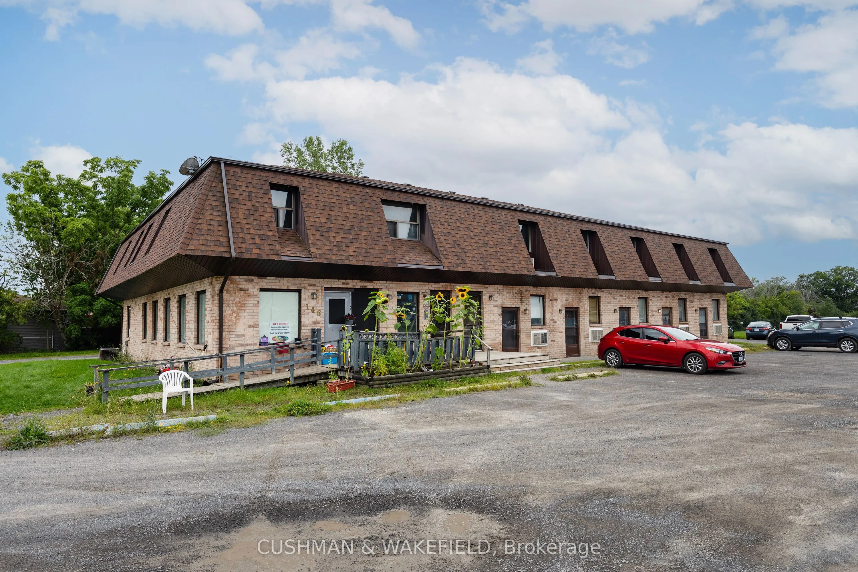 353 Dundas Street W