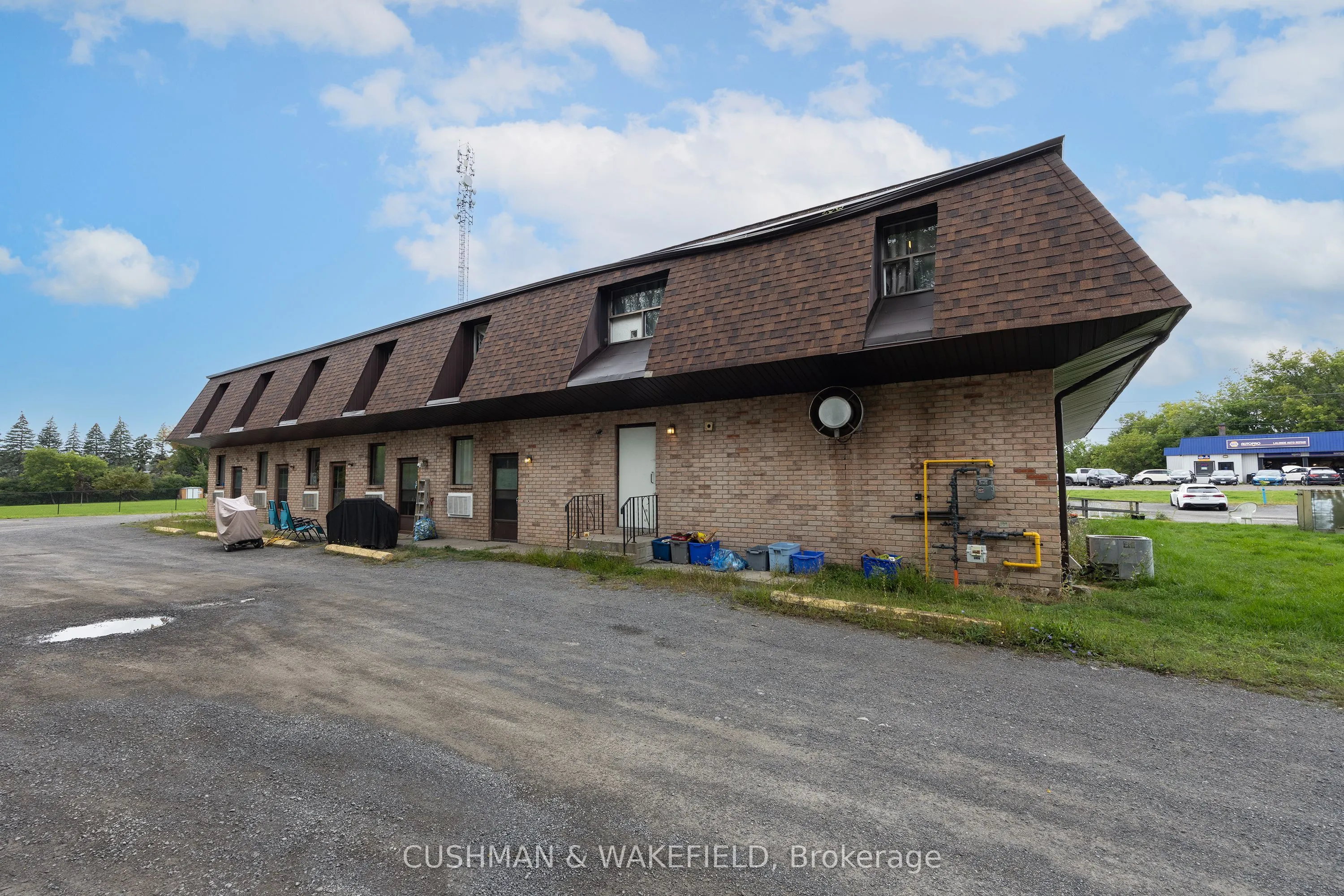 353 Dundas Street W