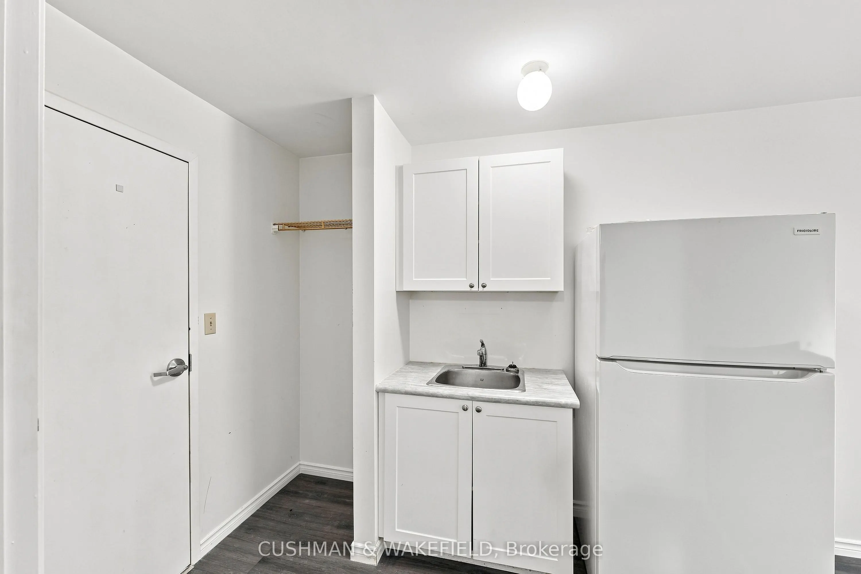 353 Dundas Street W