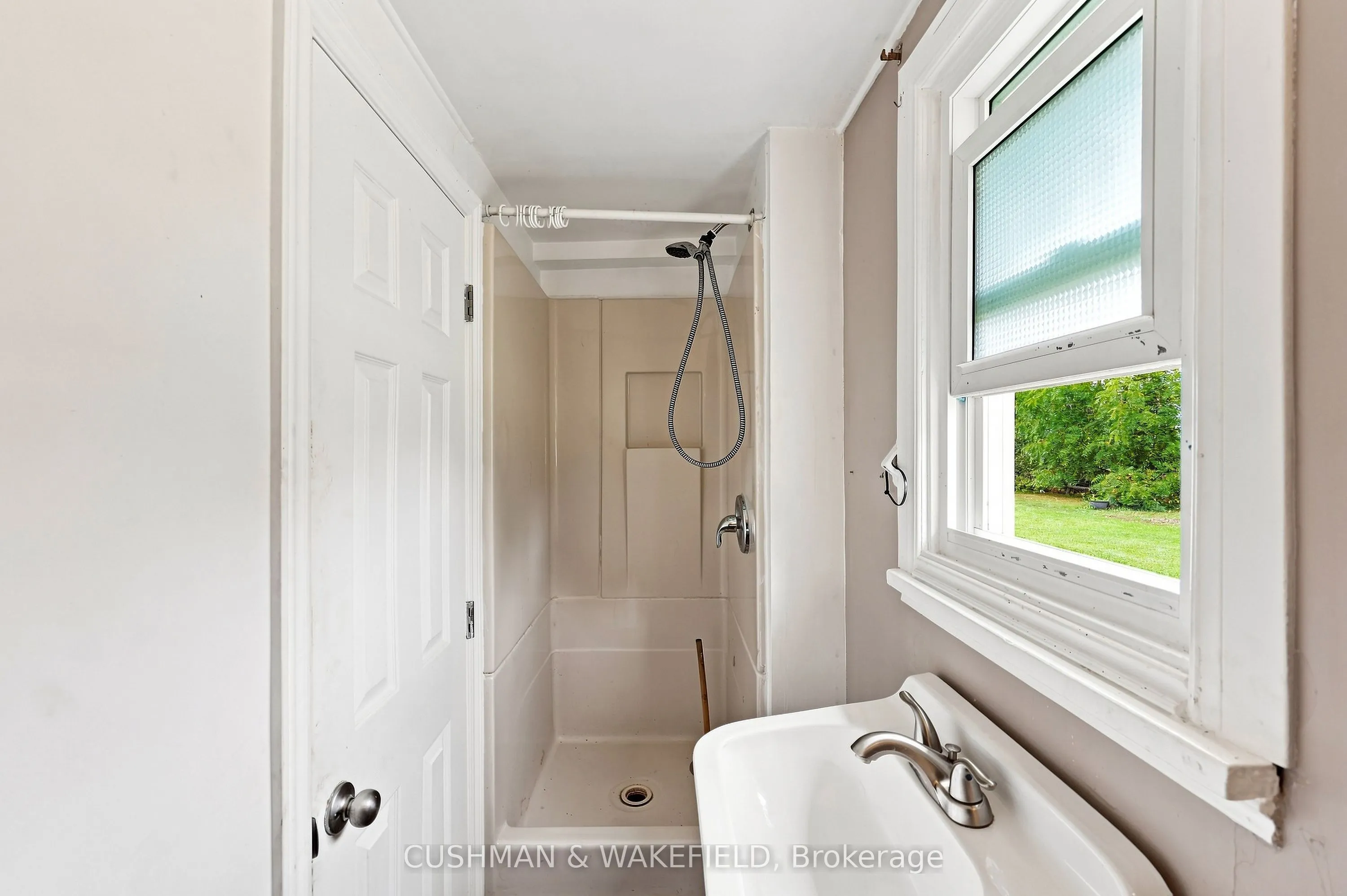 353 Dundas Street W