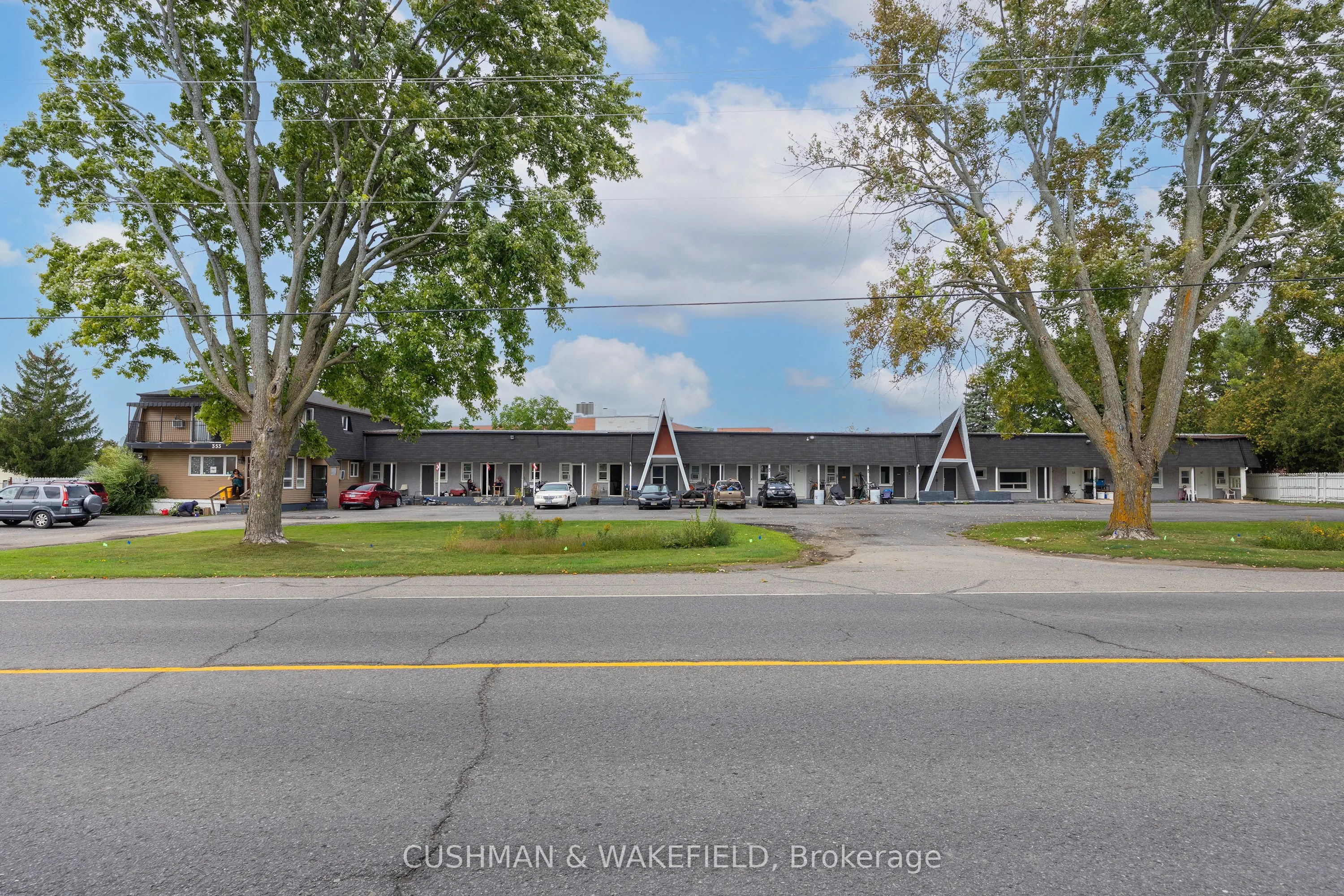 353 Dundas Street W