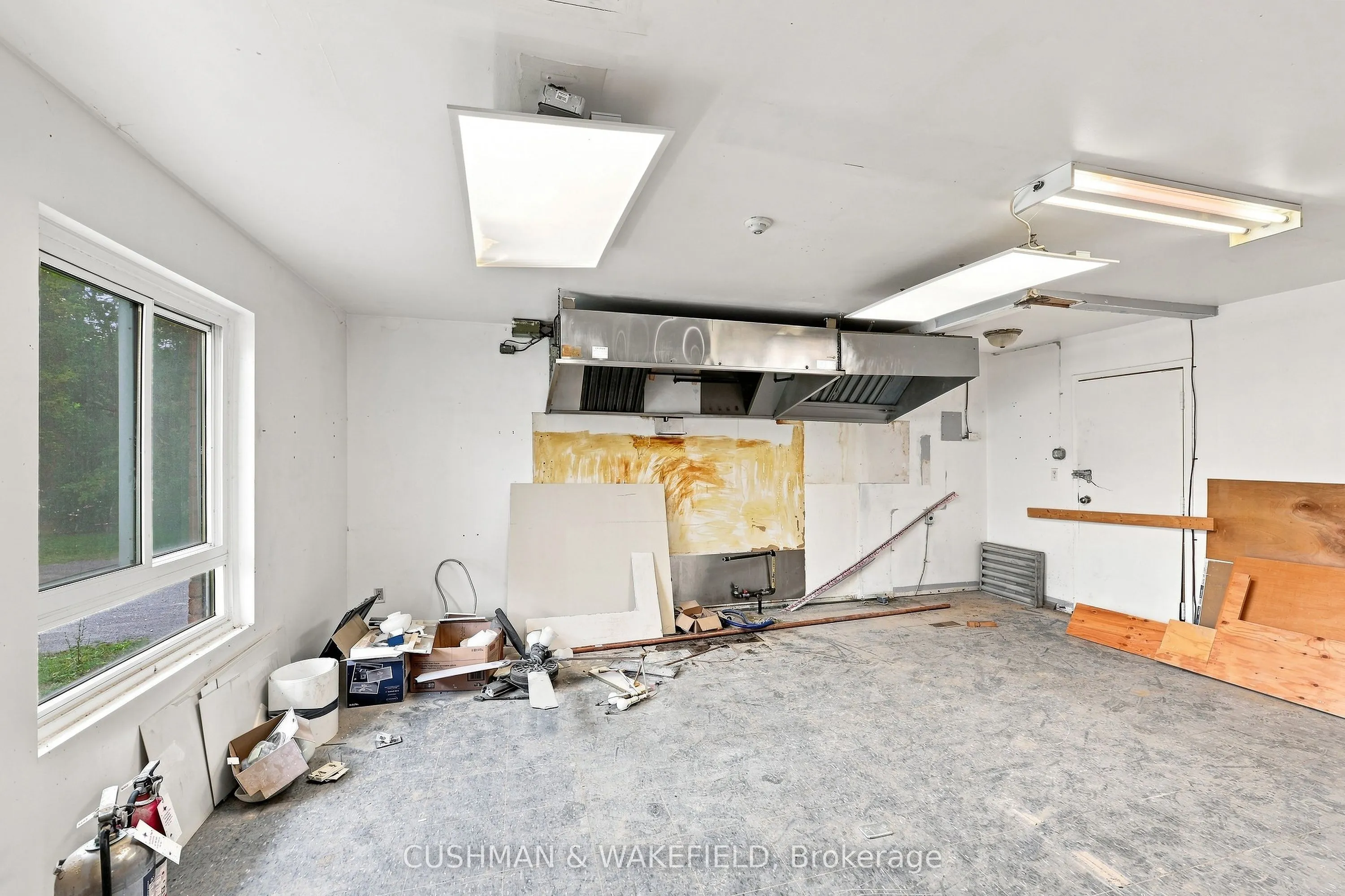 353 Dundas Street W