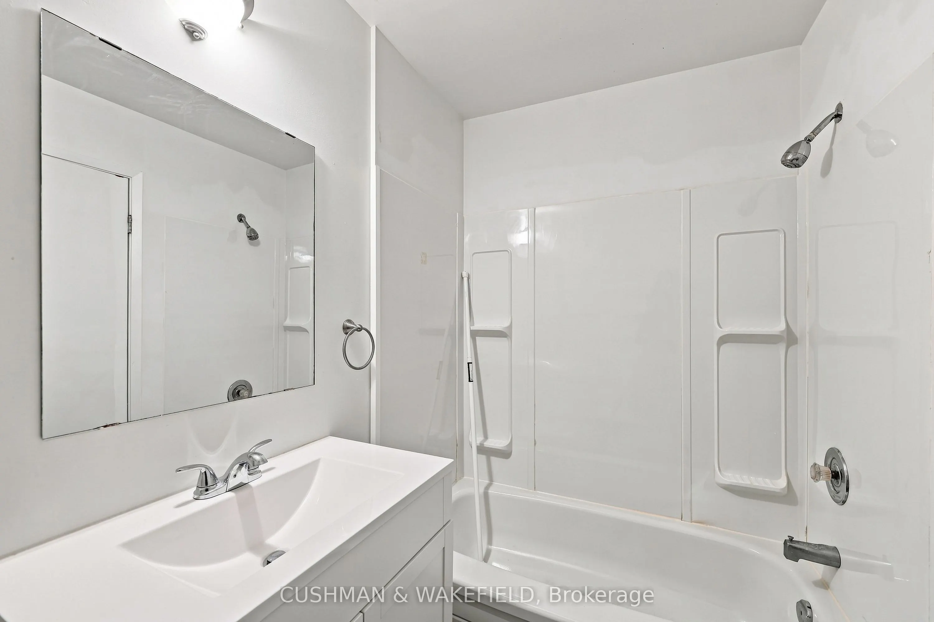 353 Dundas Street W