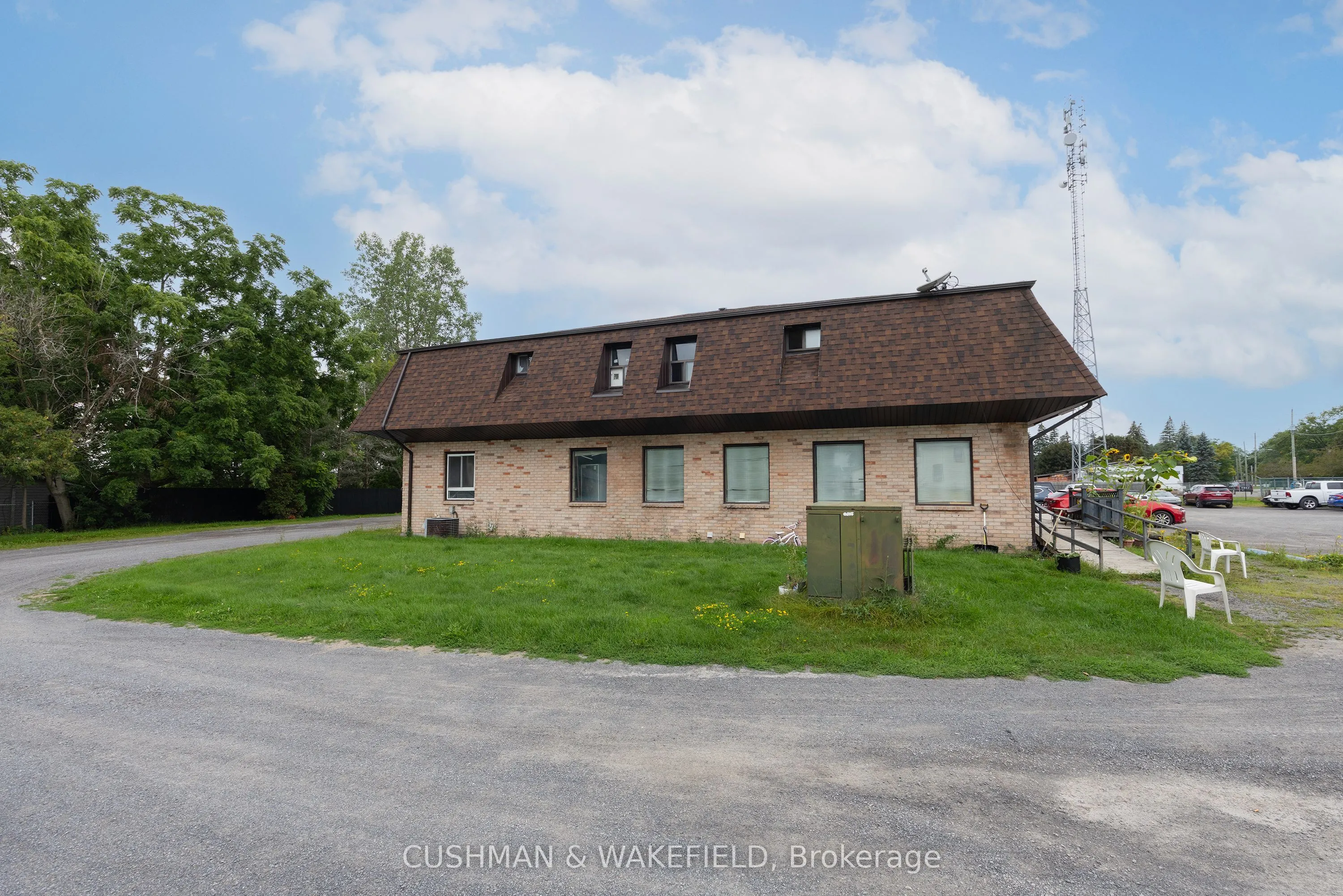 353 Dundas Street W