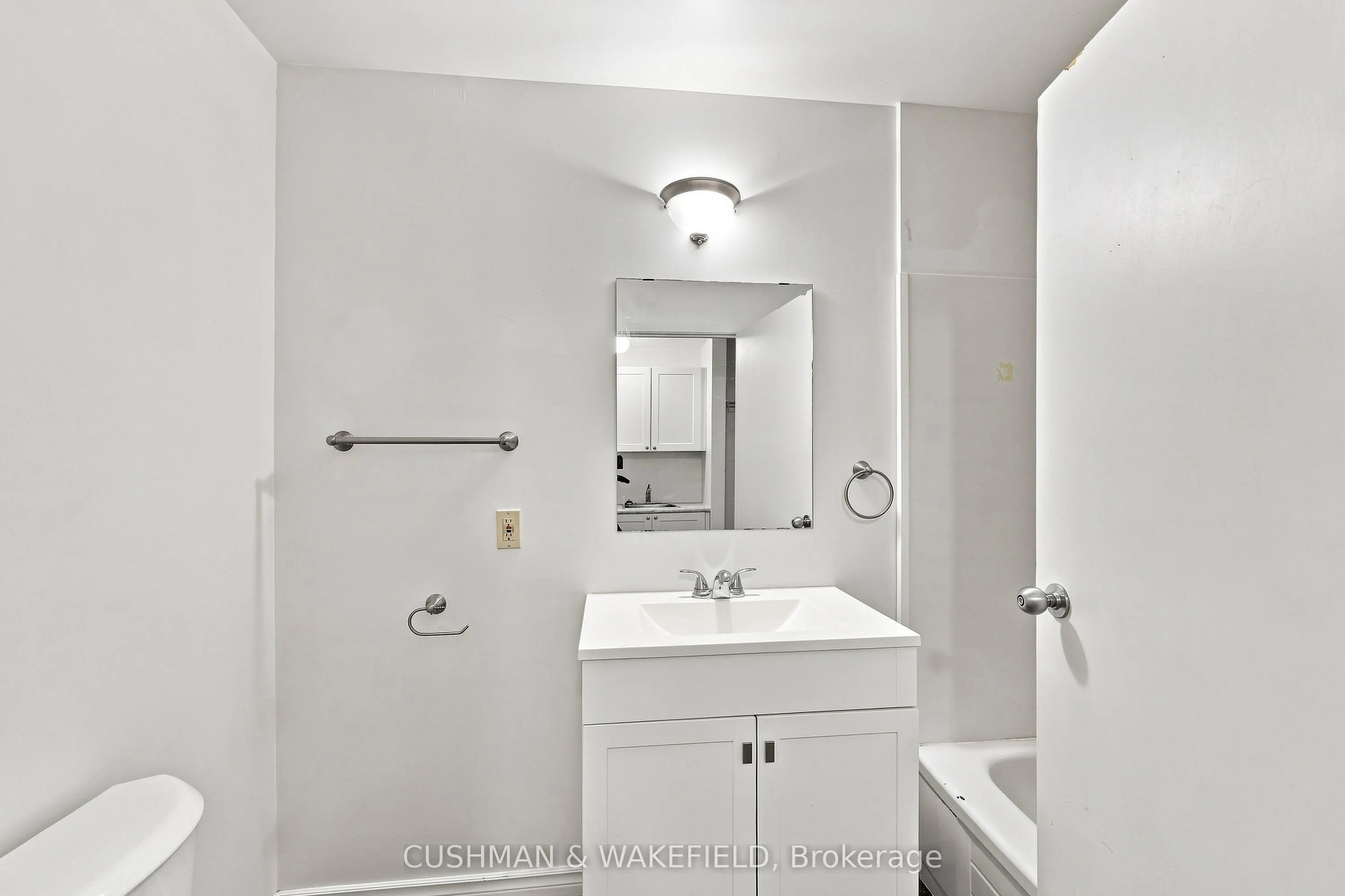 353 Dundas Street W