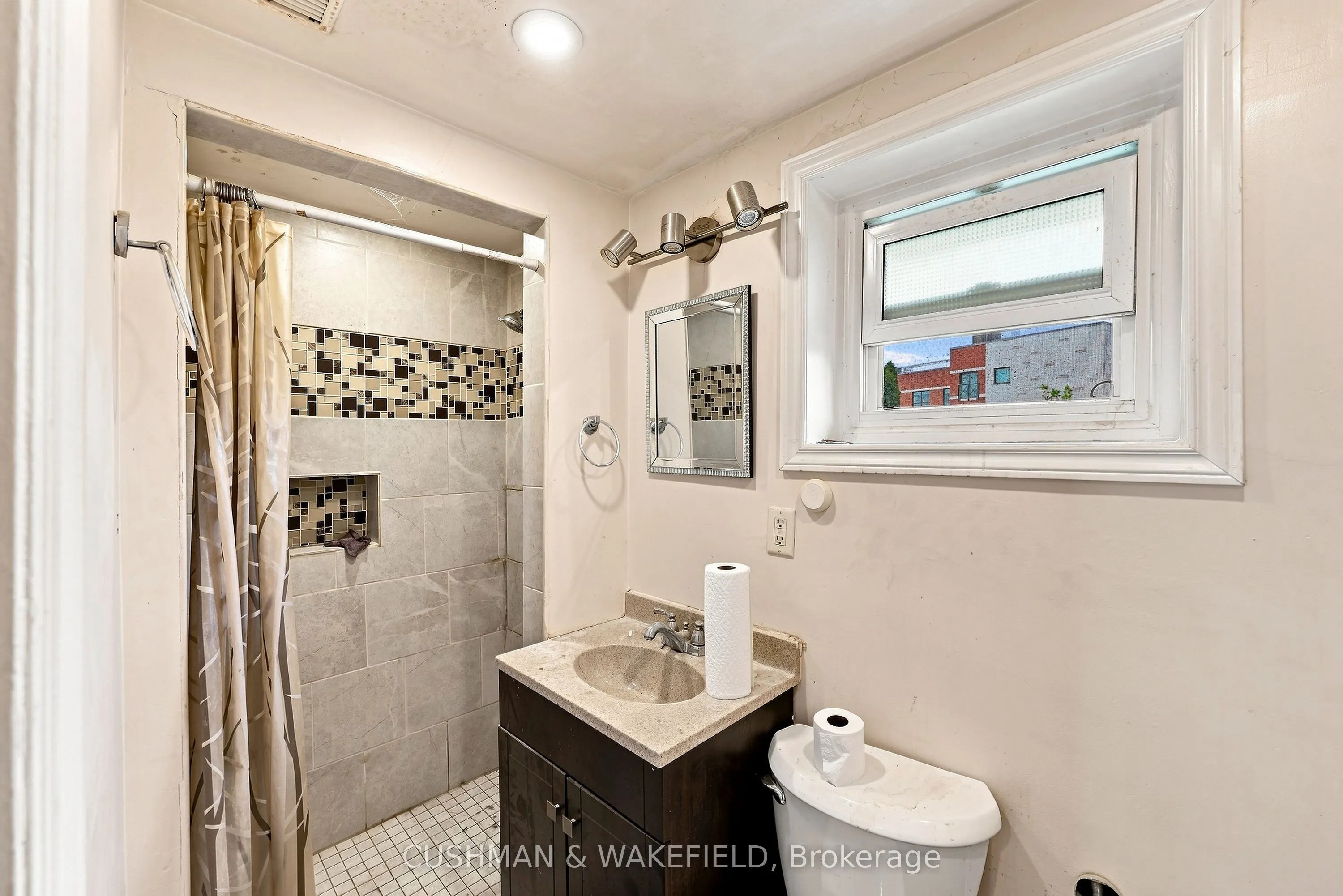 353 Dundas Street W