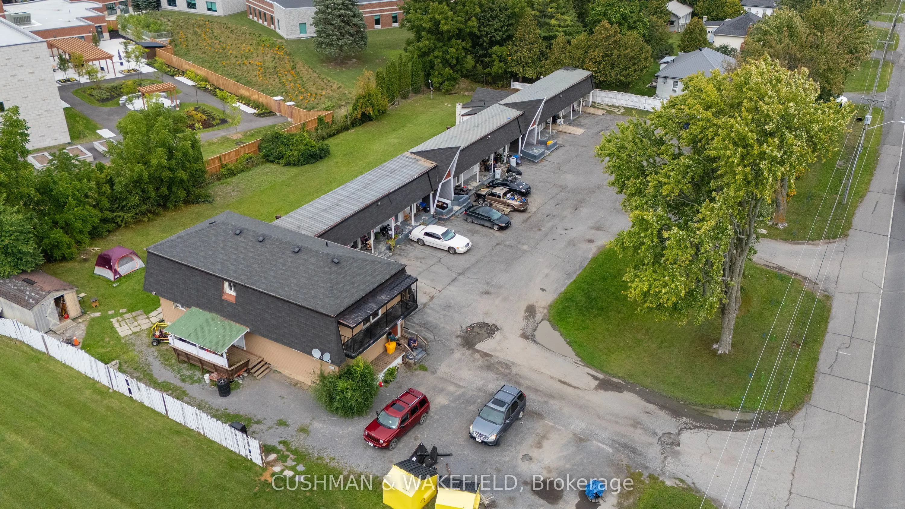 353 Dundas Street W