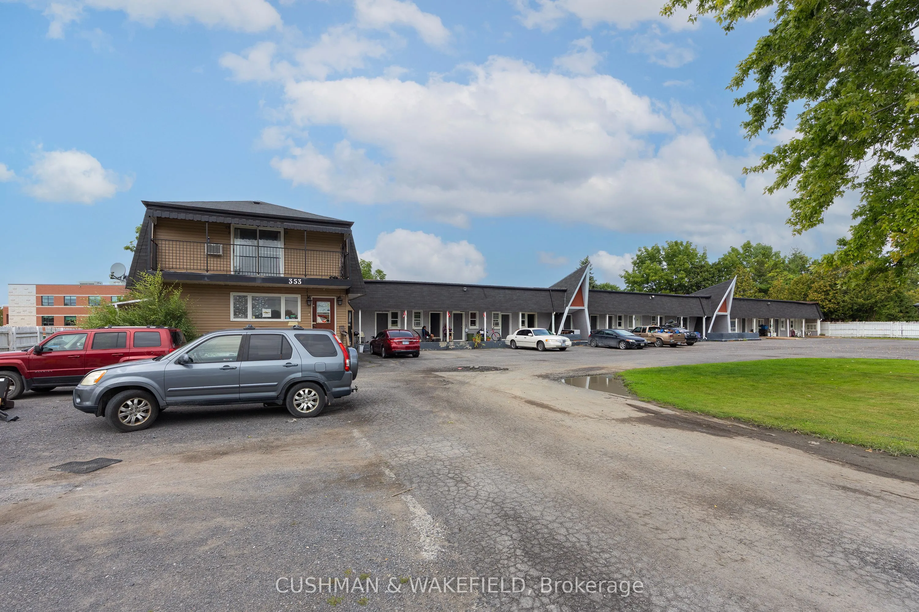 353 Dundas Street W