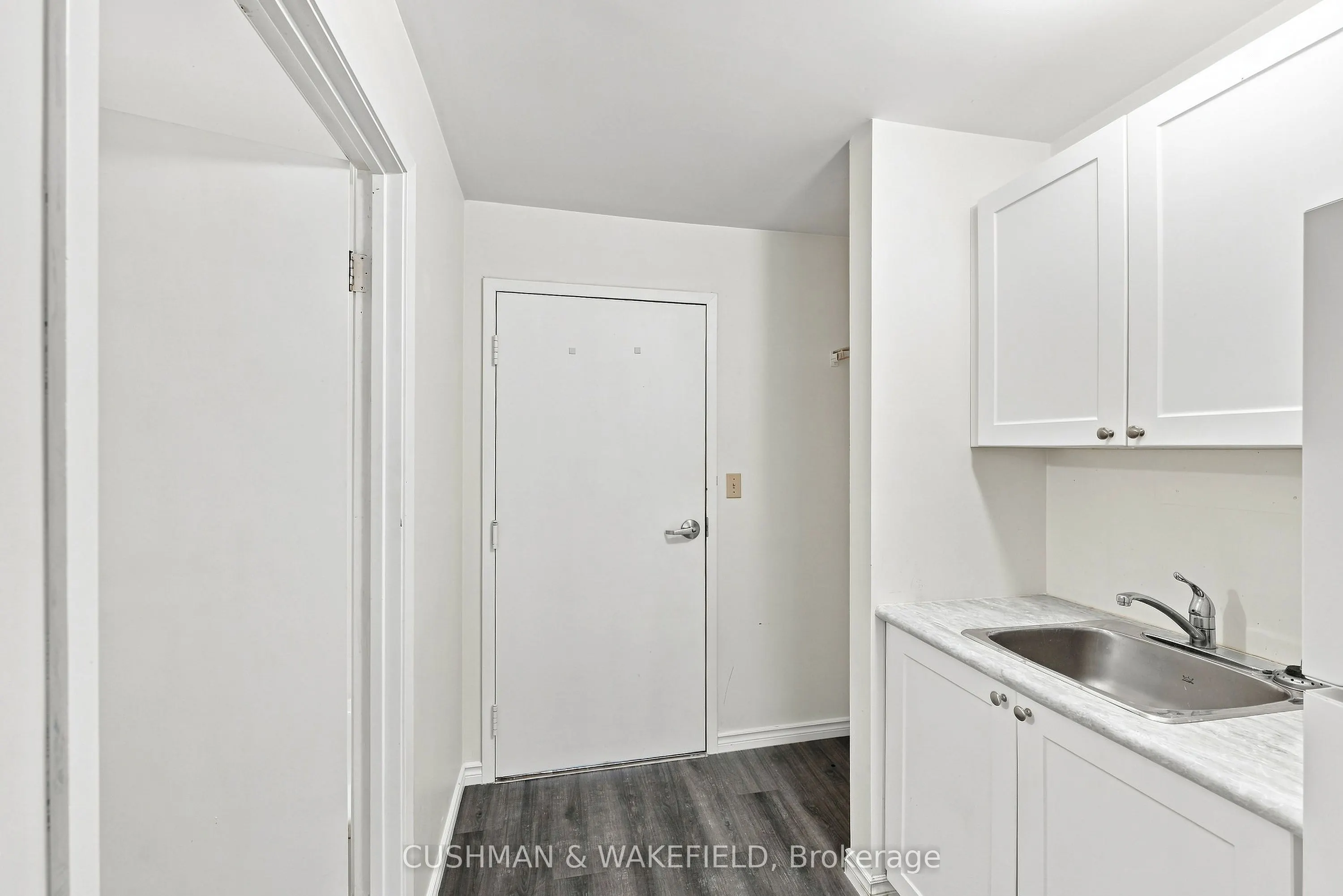 353 Dundas Street W
