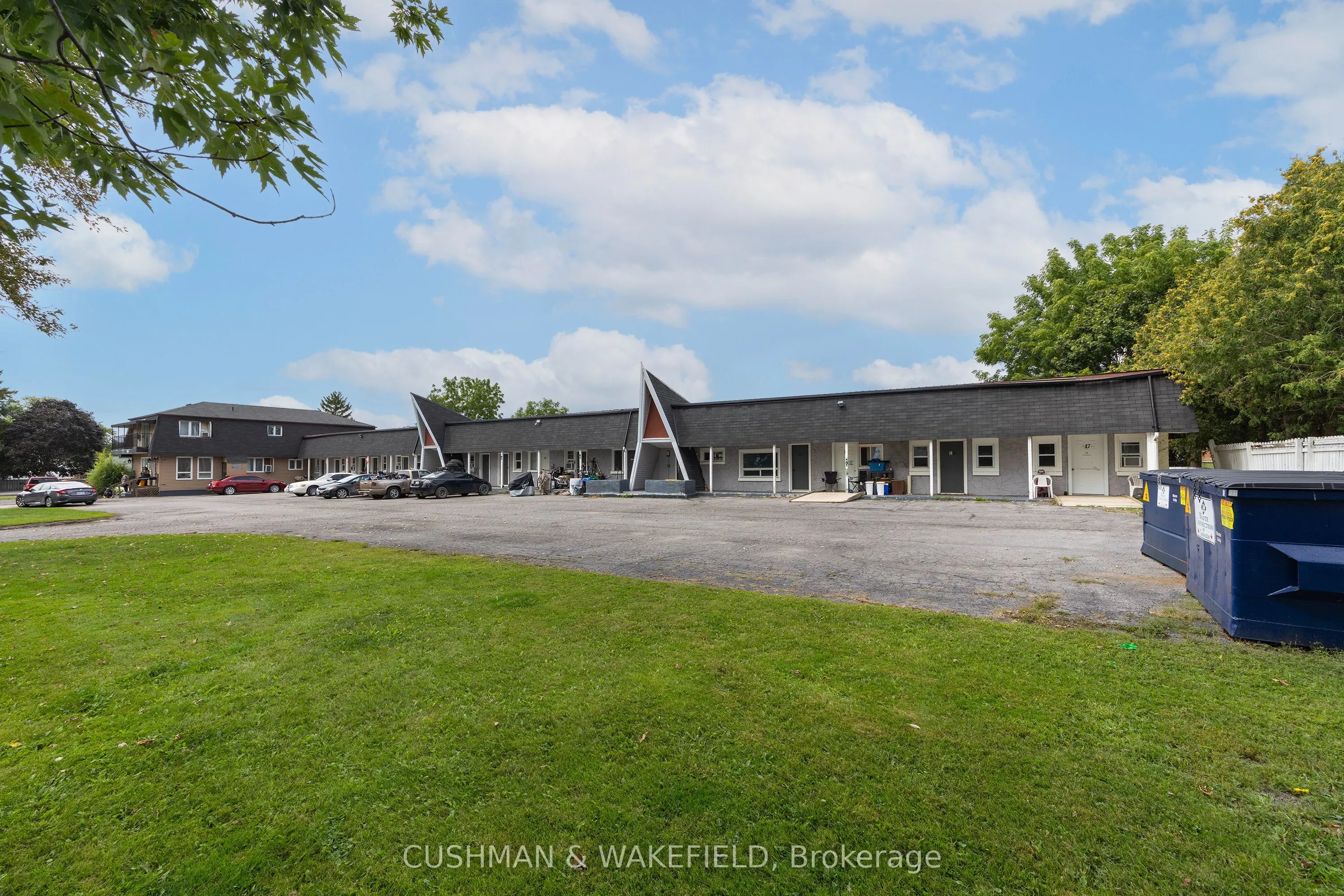 353 Dundas Street W