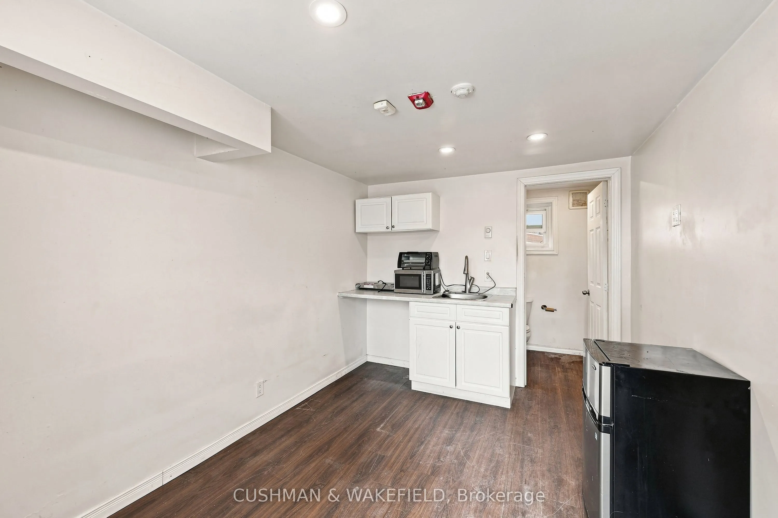 353 Dundas Street W