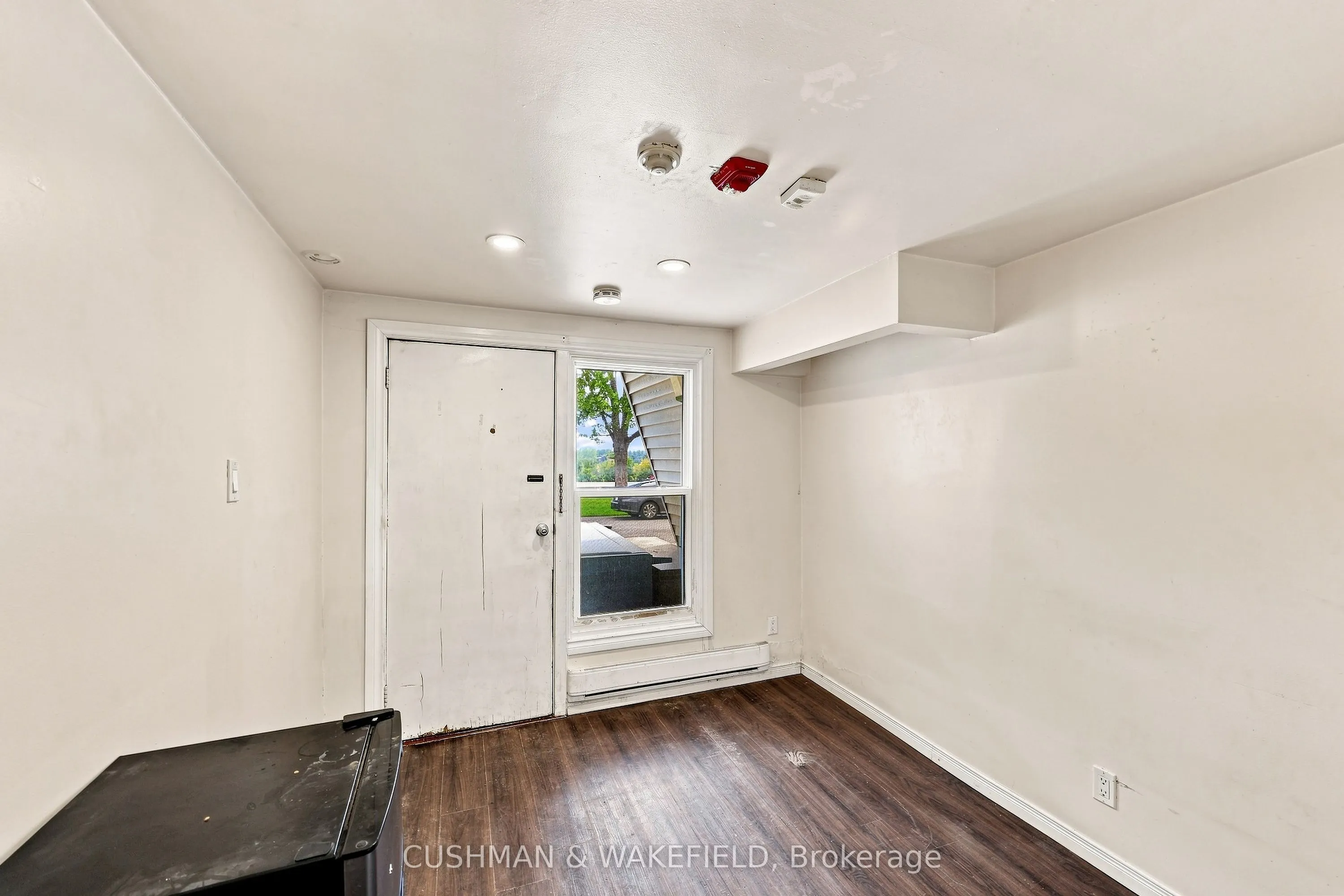 353 Dundas Street W