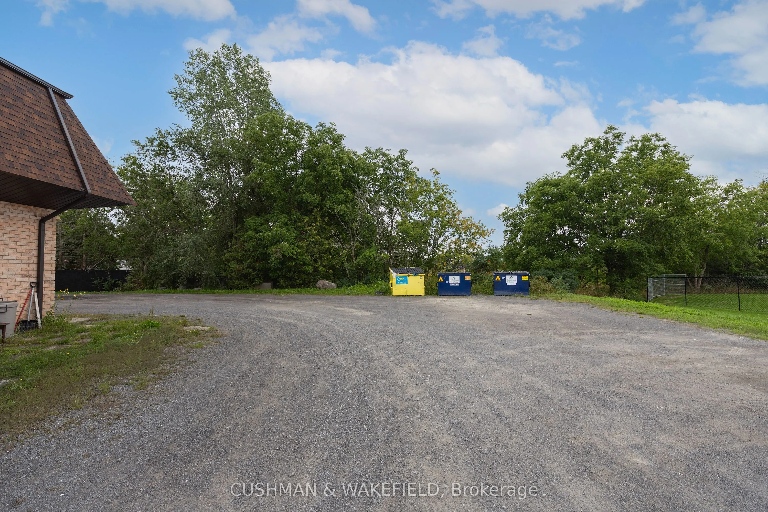 353 Dundas Street W