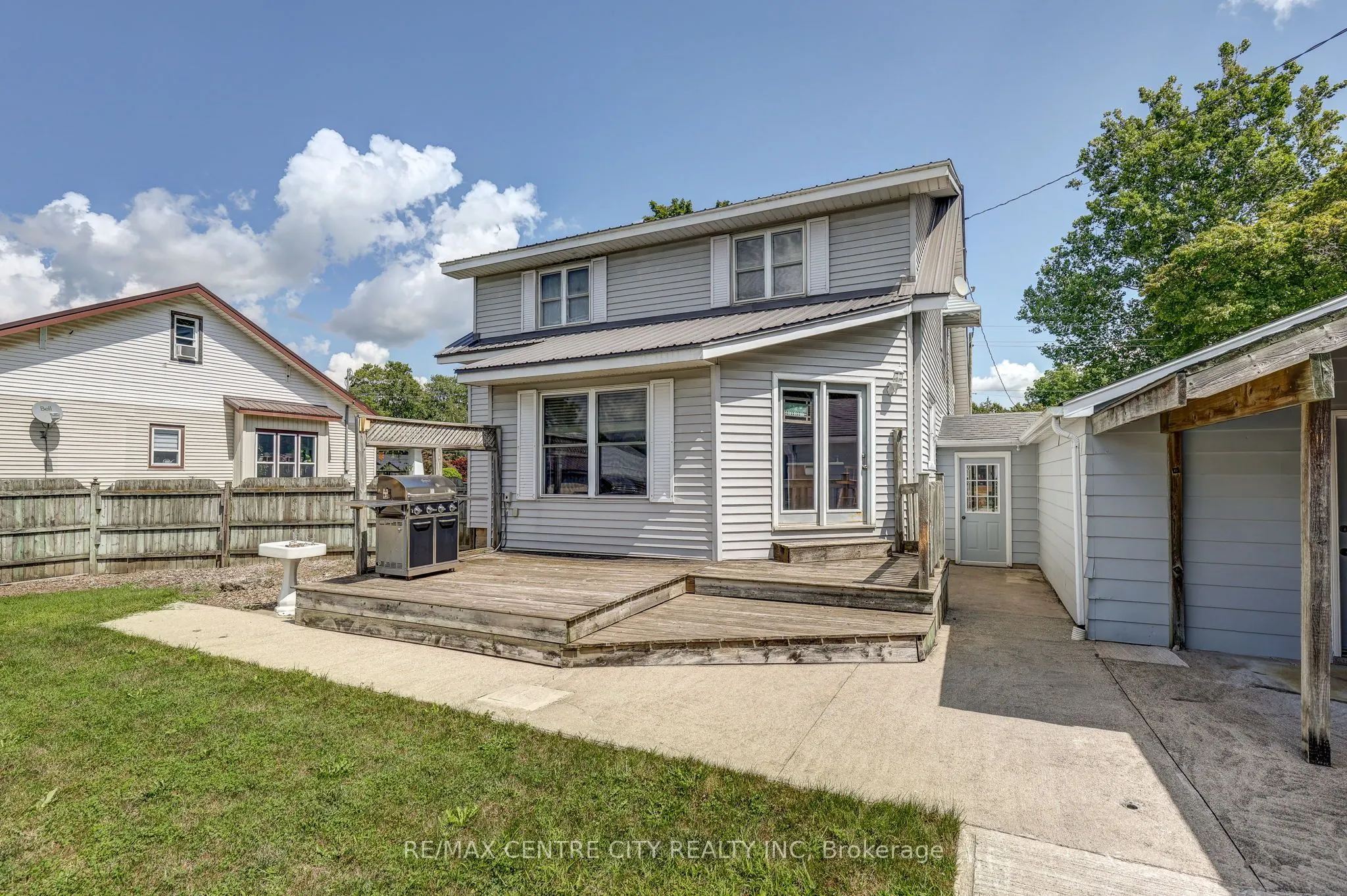 264 John Street S