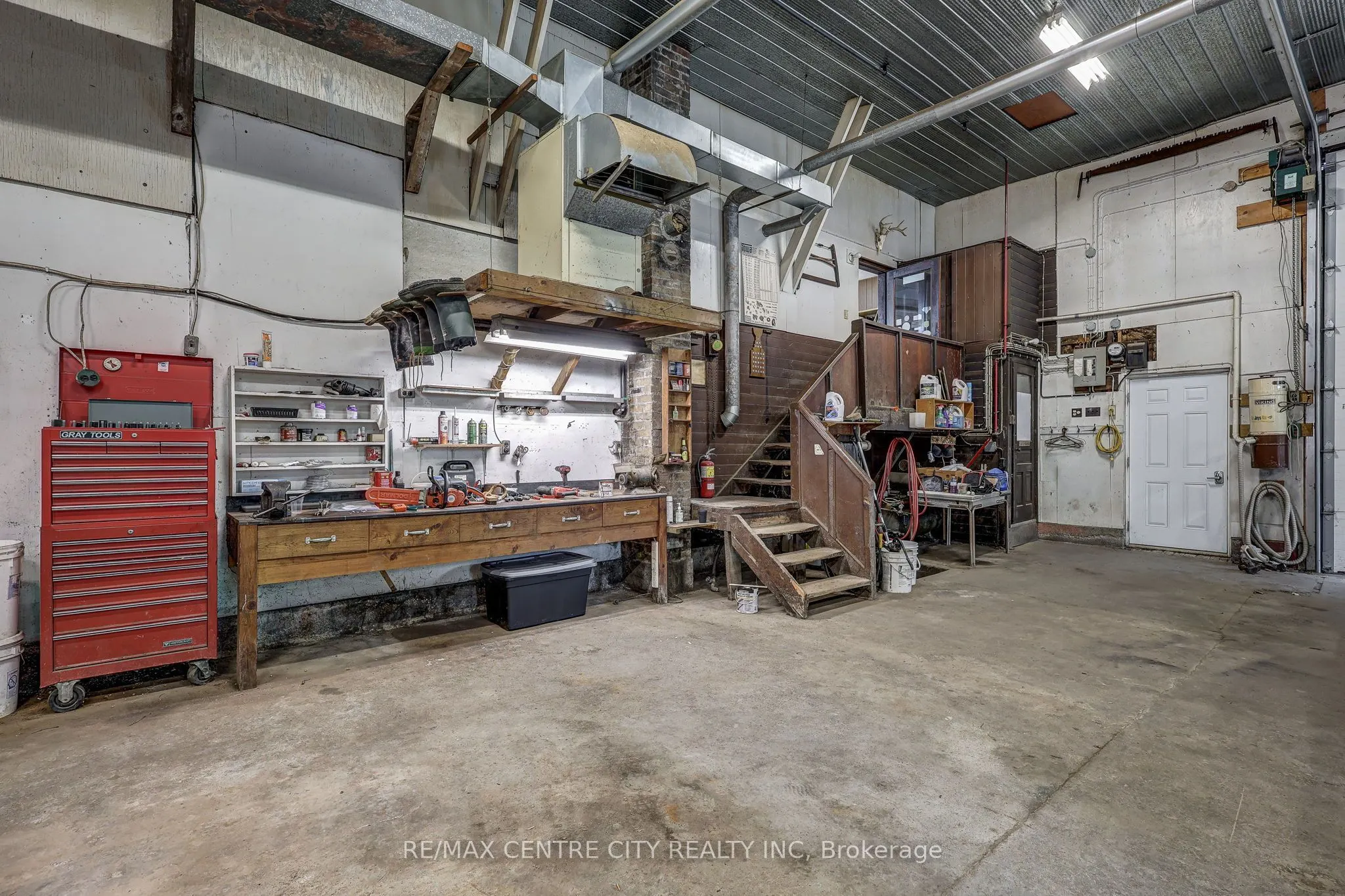 264 John Street S