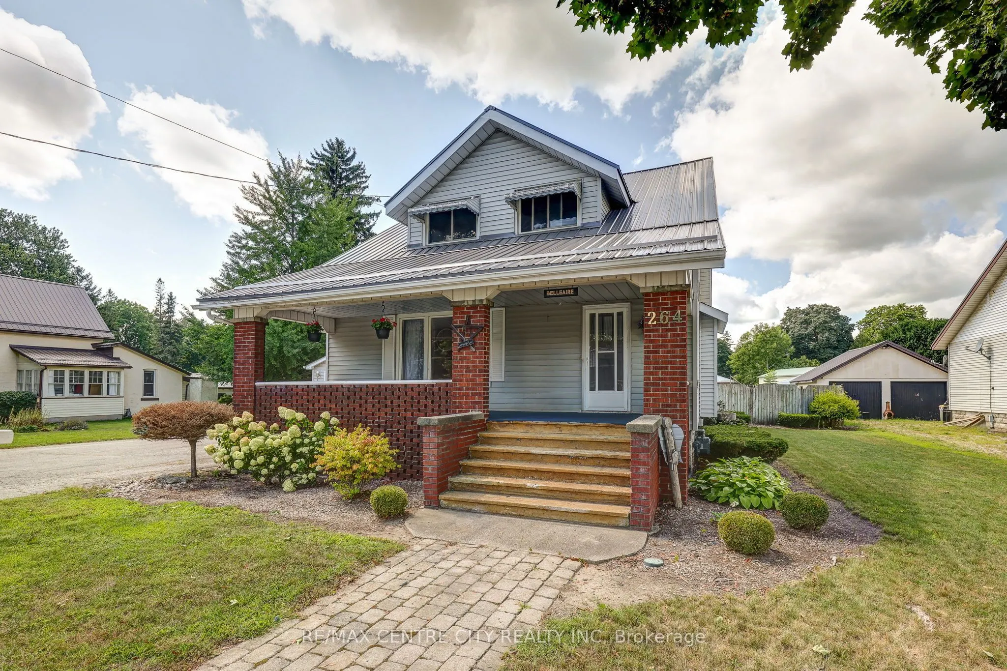 264 John Street S
