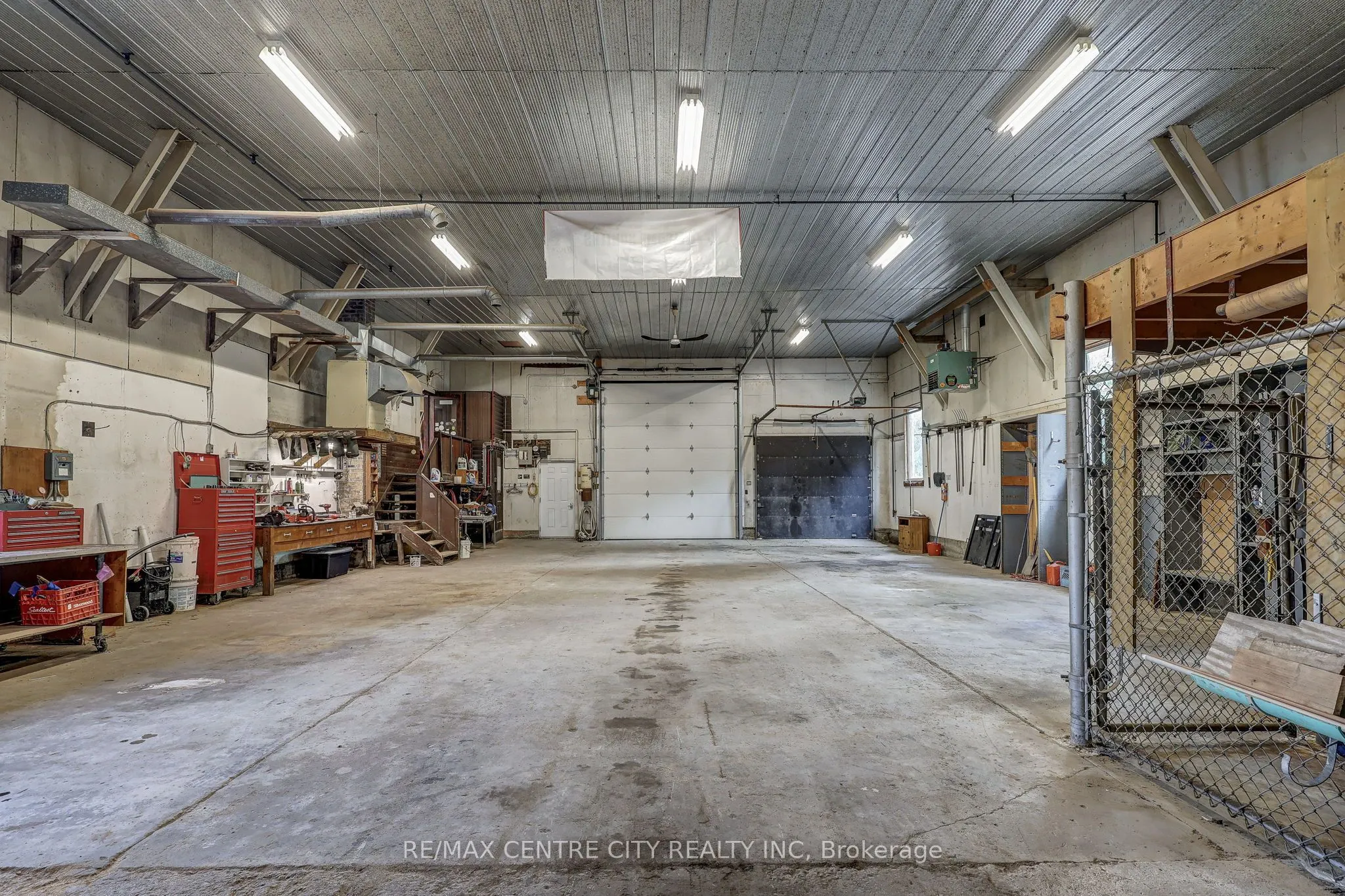 264 John Street S