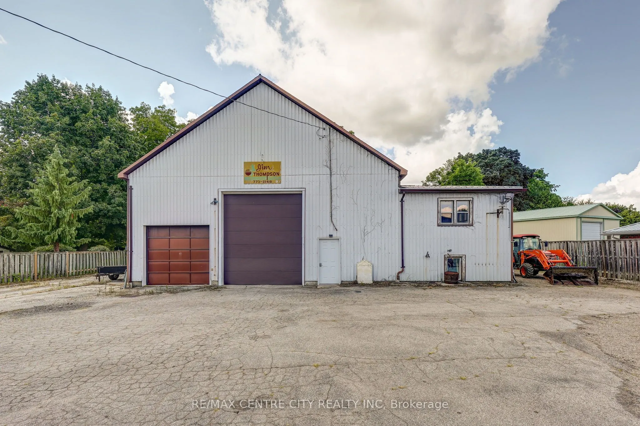 264 John Street S