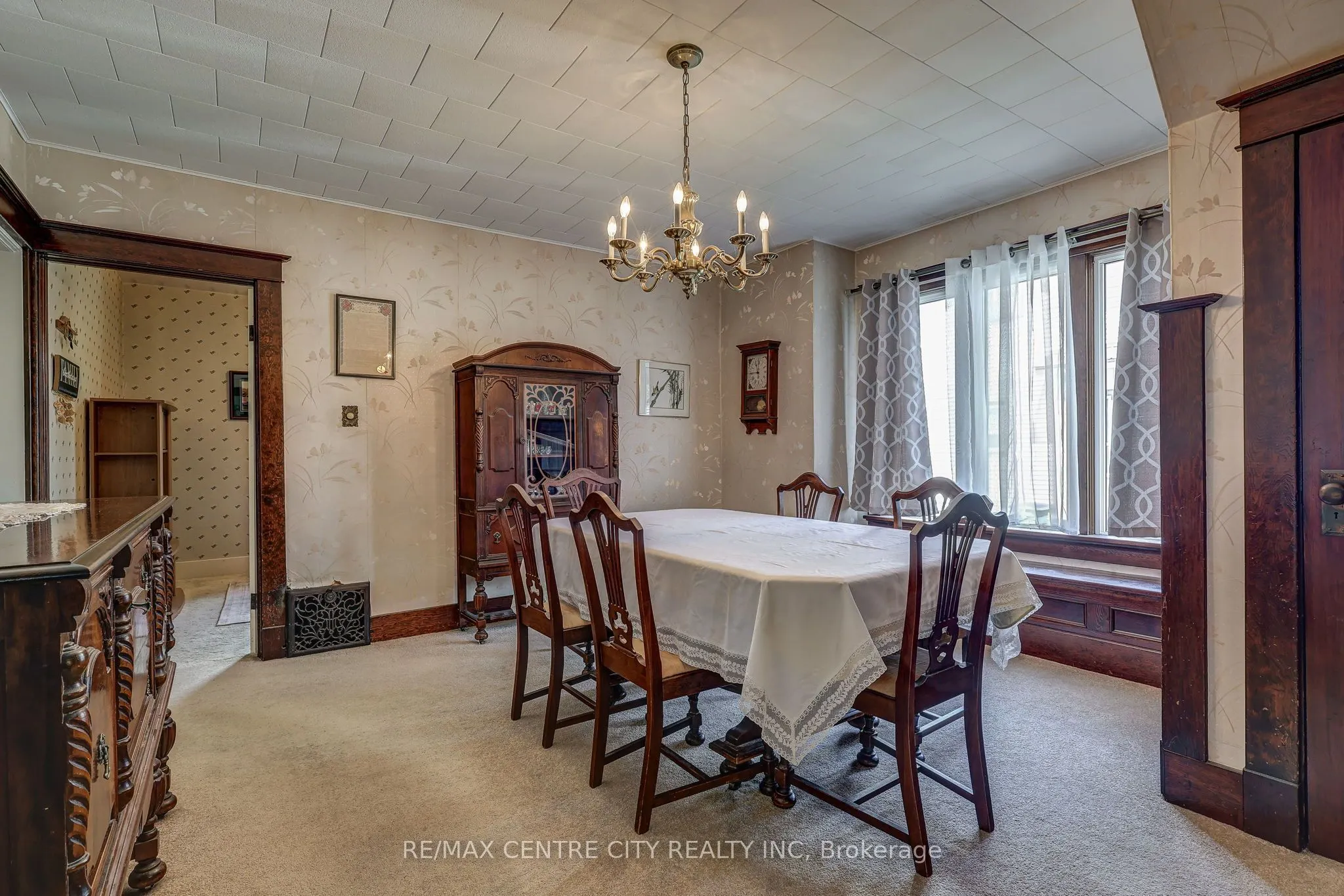 264 John Street S