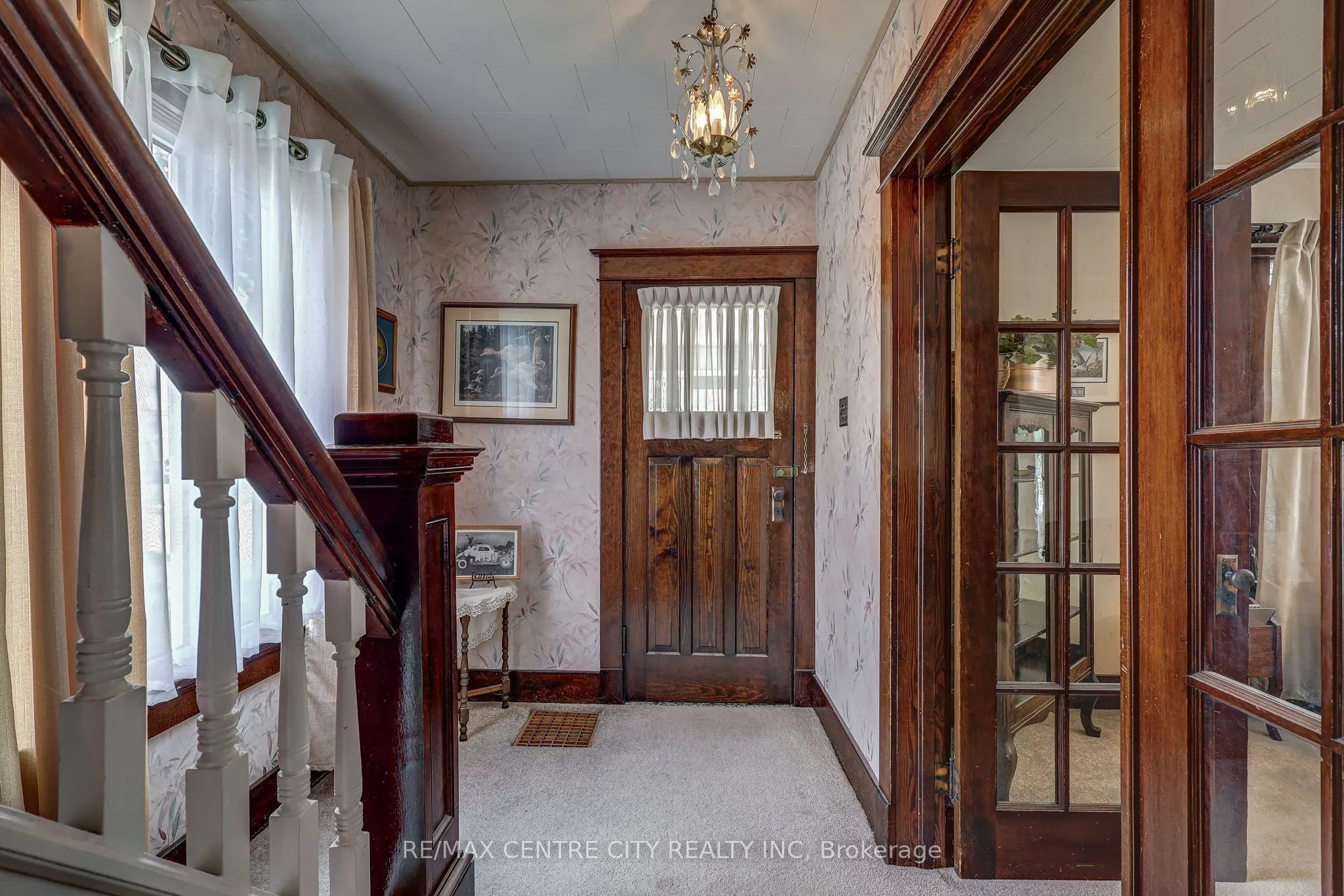 264 John Street S