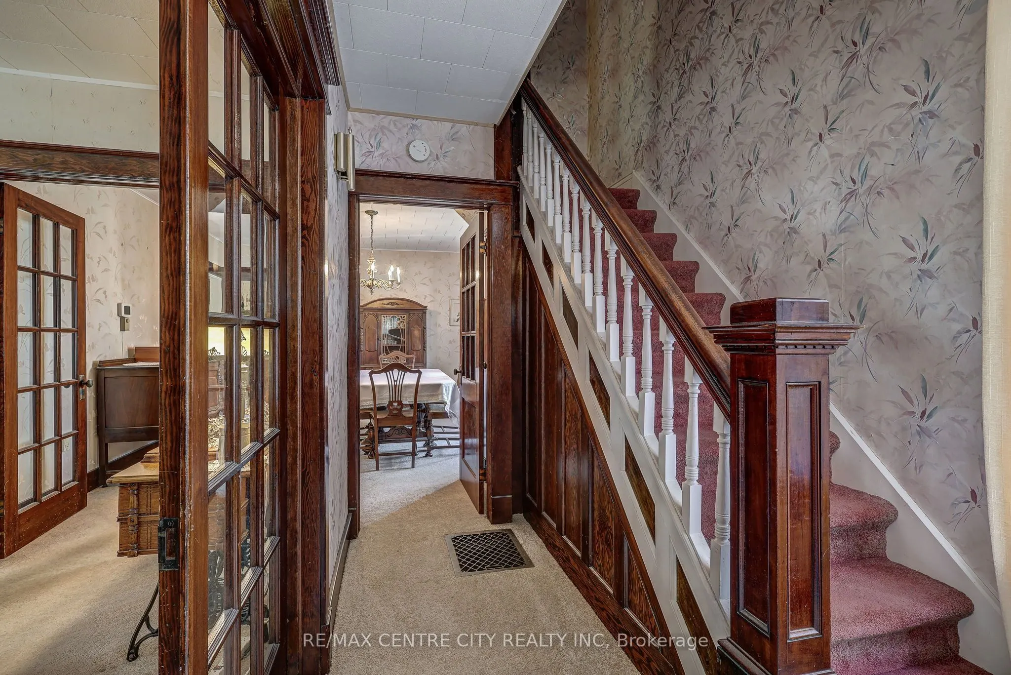 264 John Street S