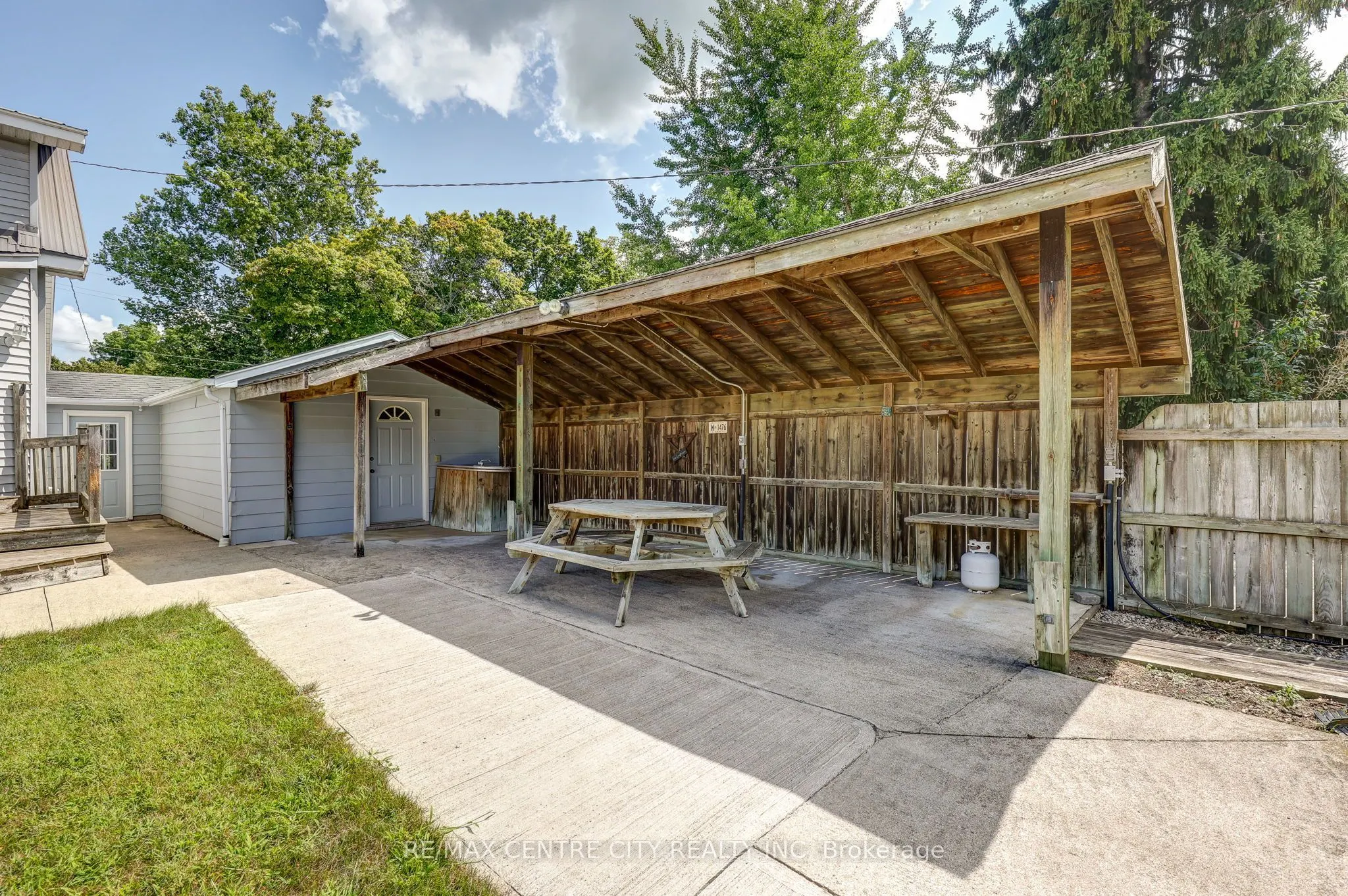264 John Street S