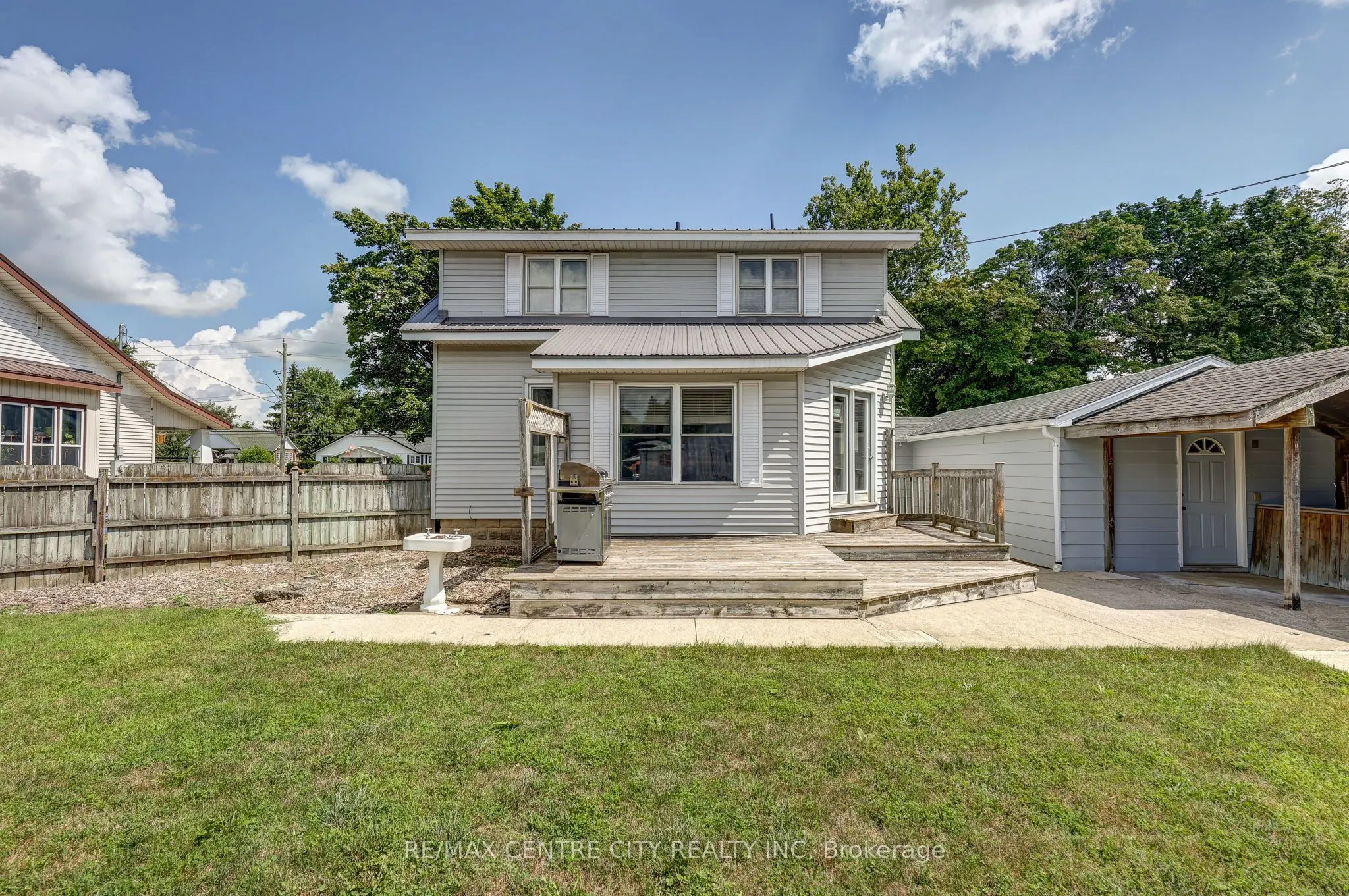 264 John Street S