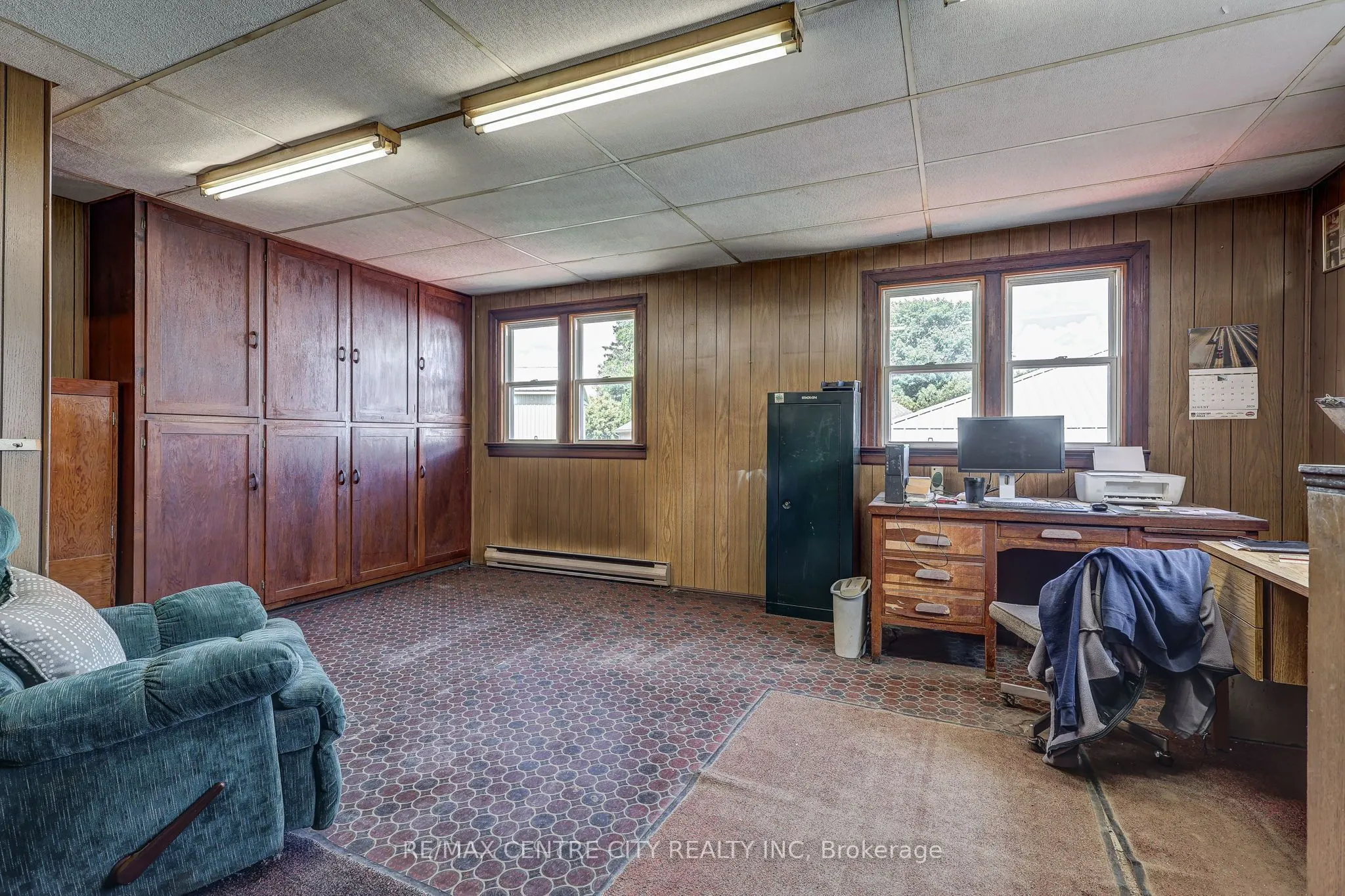 264 John Street S
