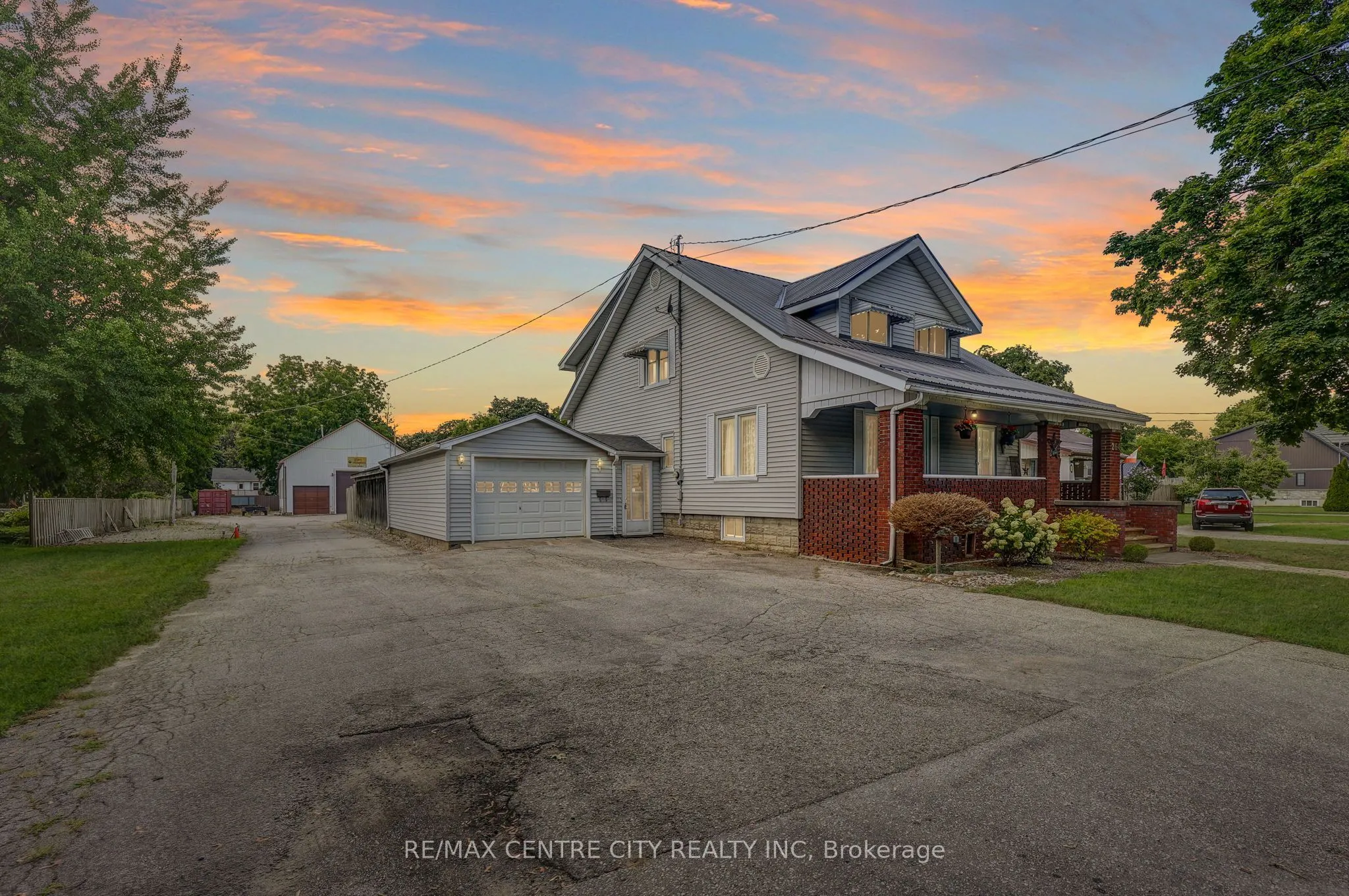 264 John Street S