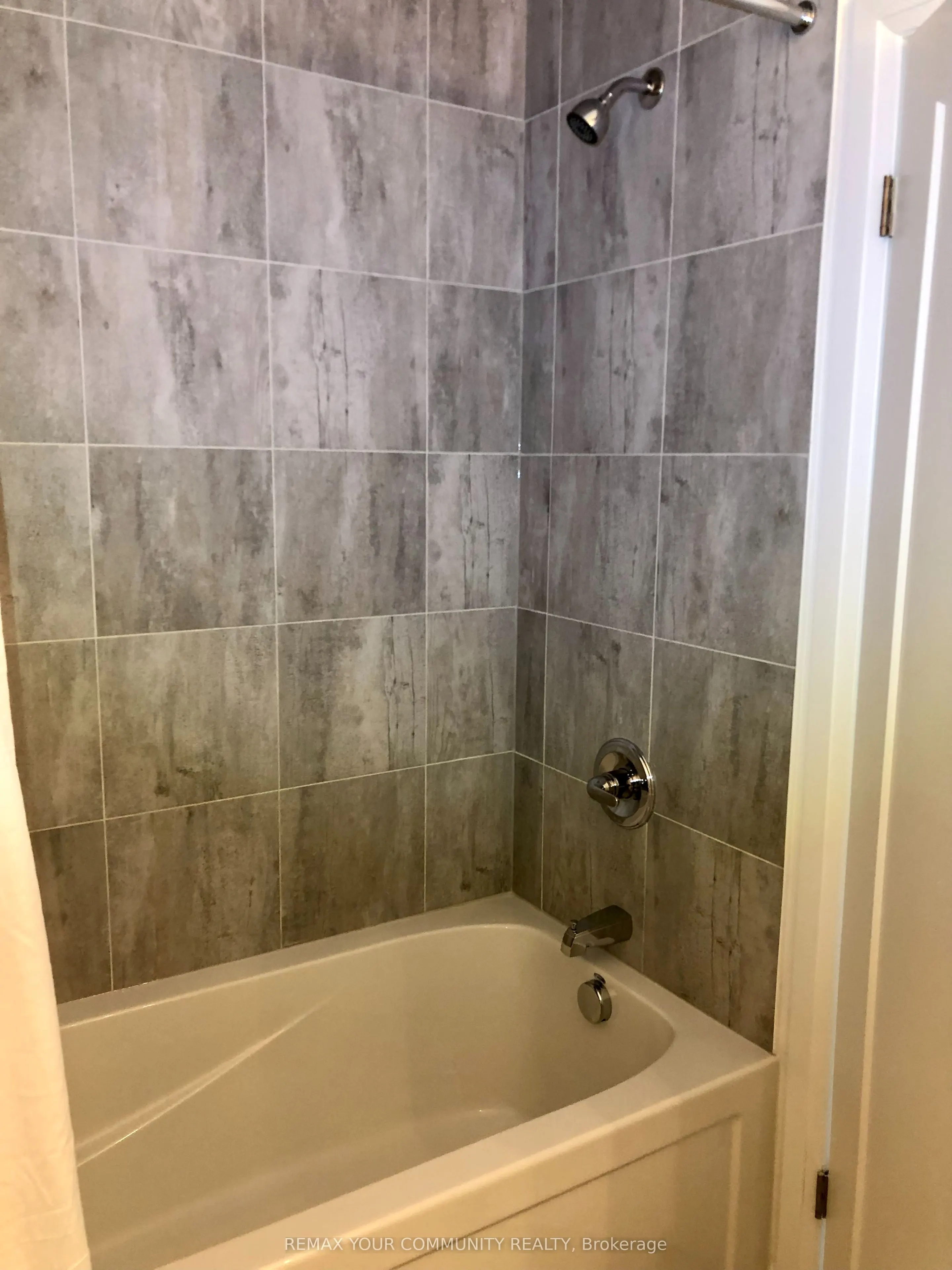 43 Laguna Village Crescent N