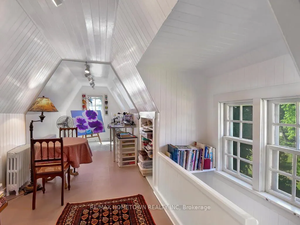 157 DIBBLE Street W