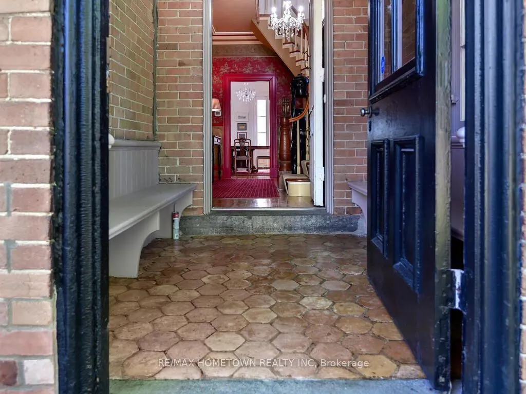 157 DIBBLE Street W