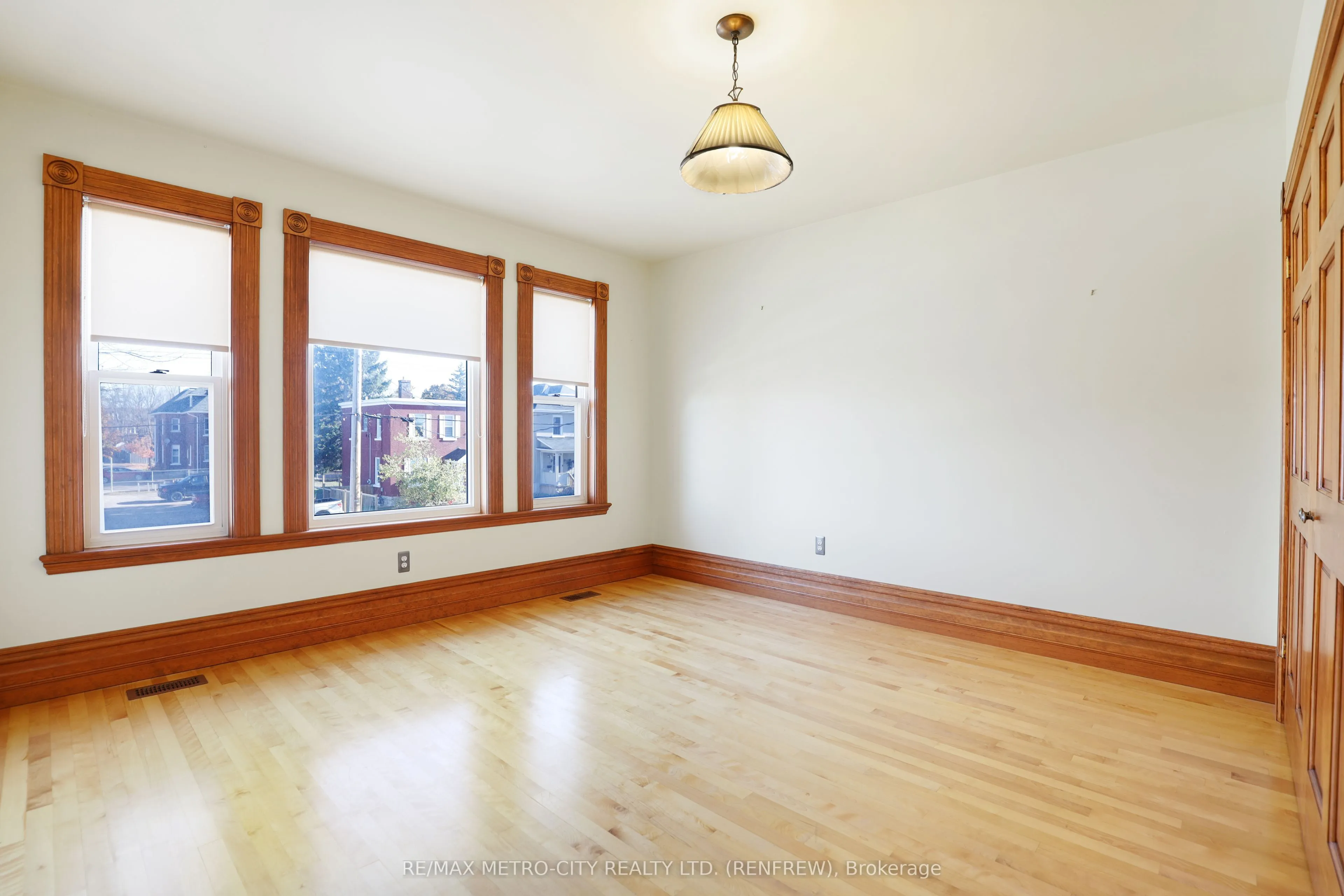 94 Argyle Street N