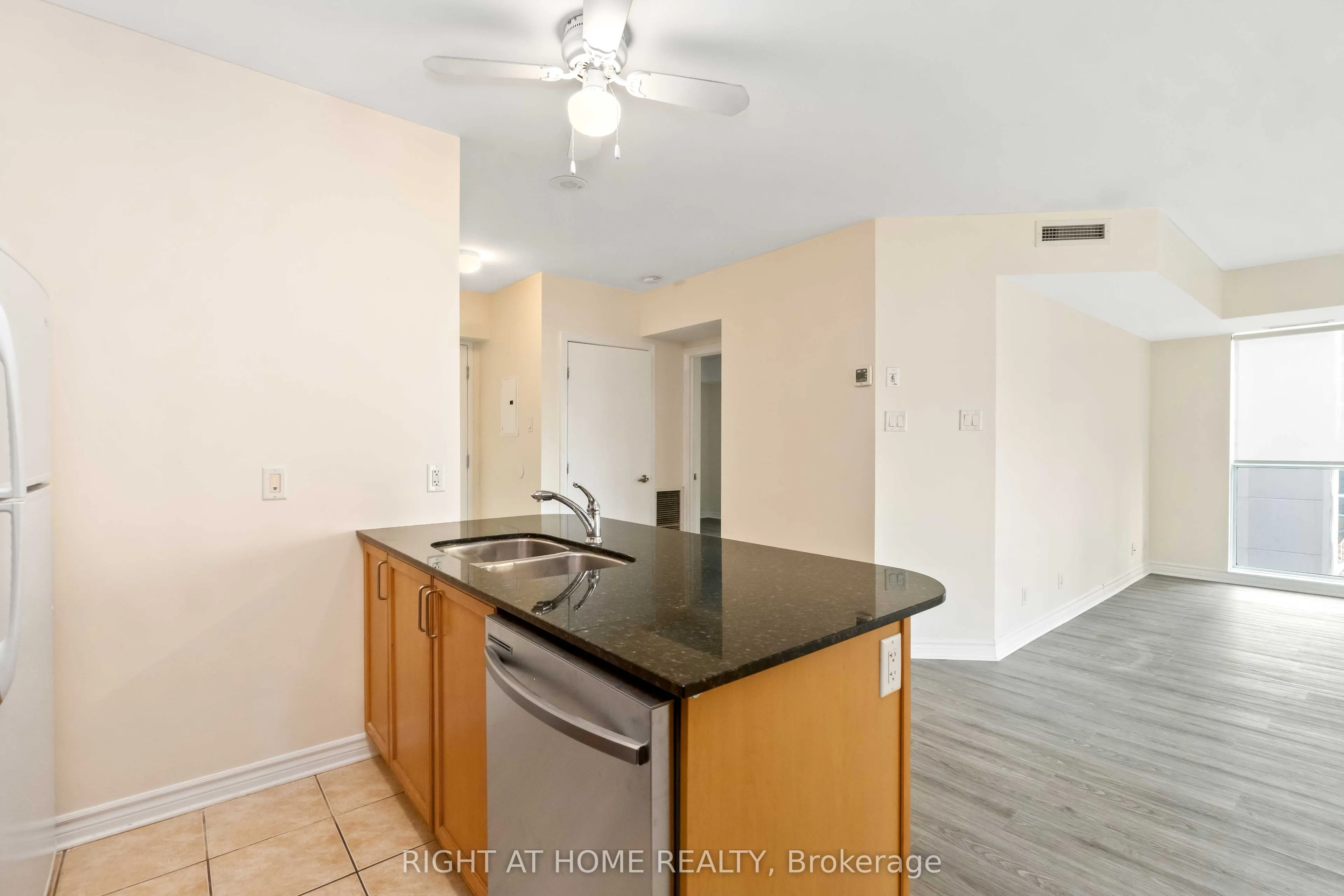 445 Laurier Avenue W #701