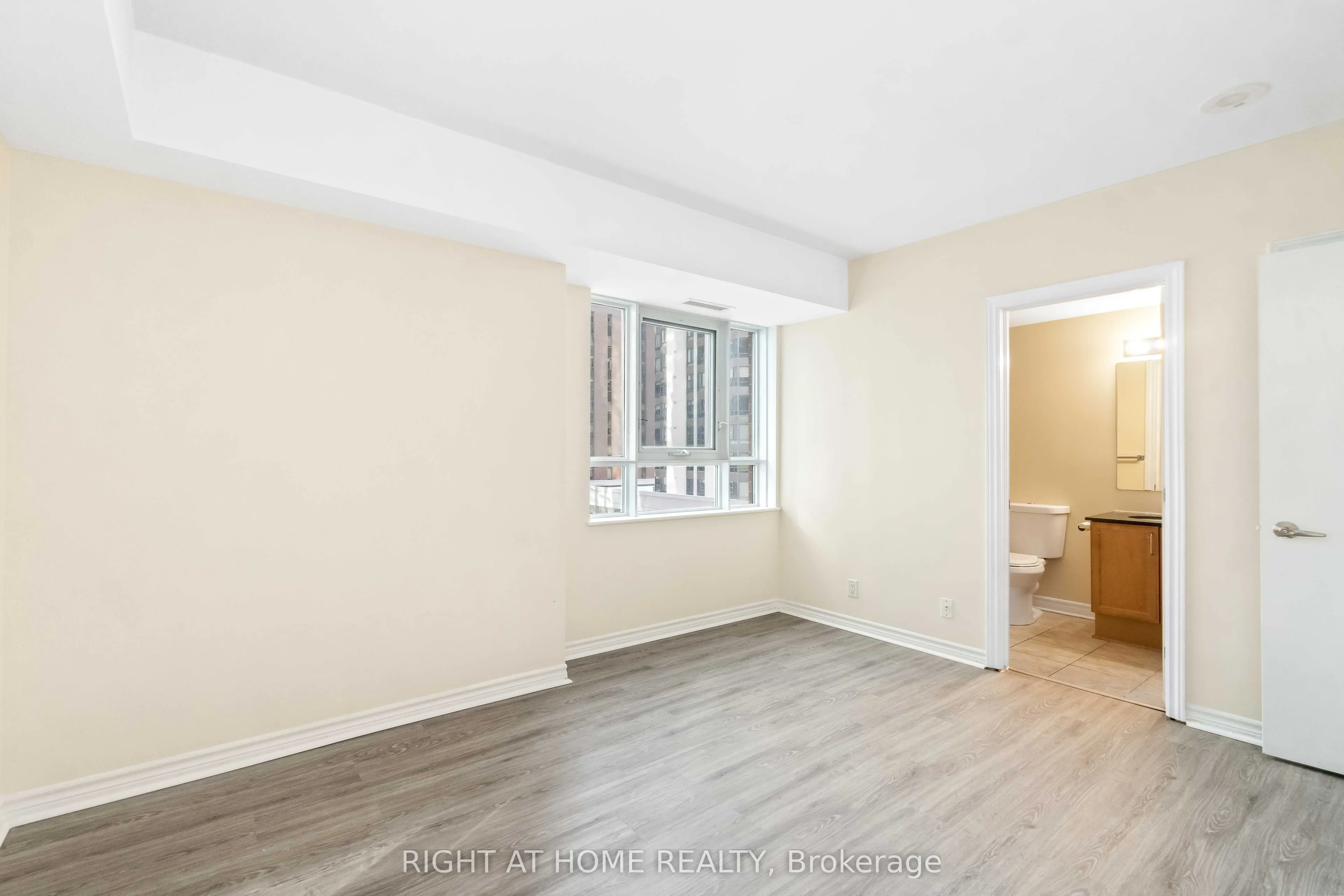 445 Laurier Avenue W #701