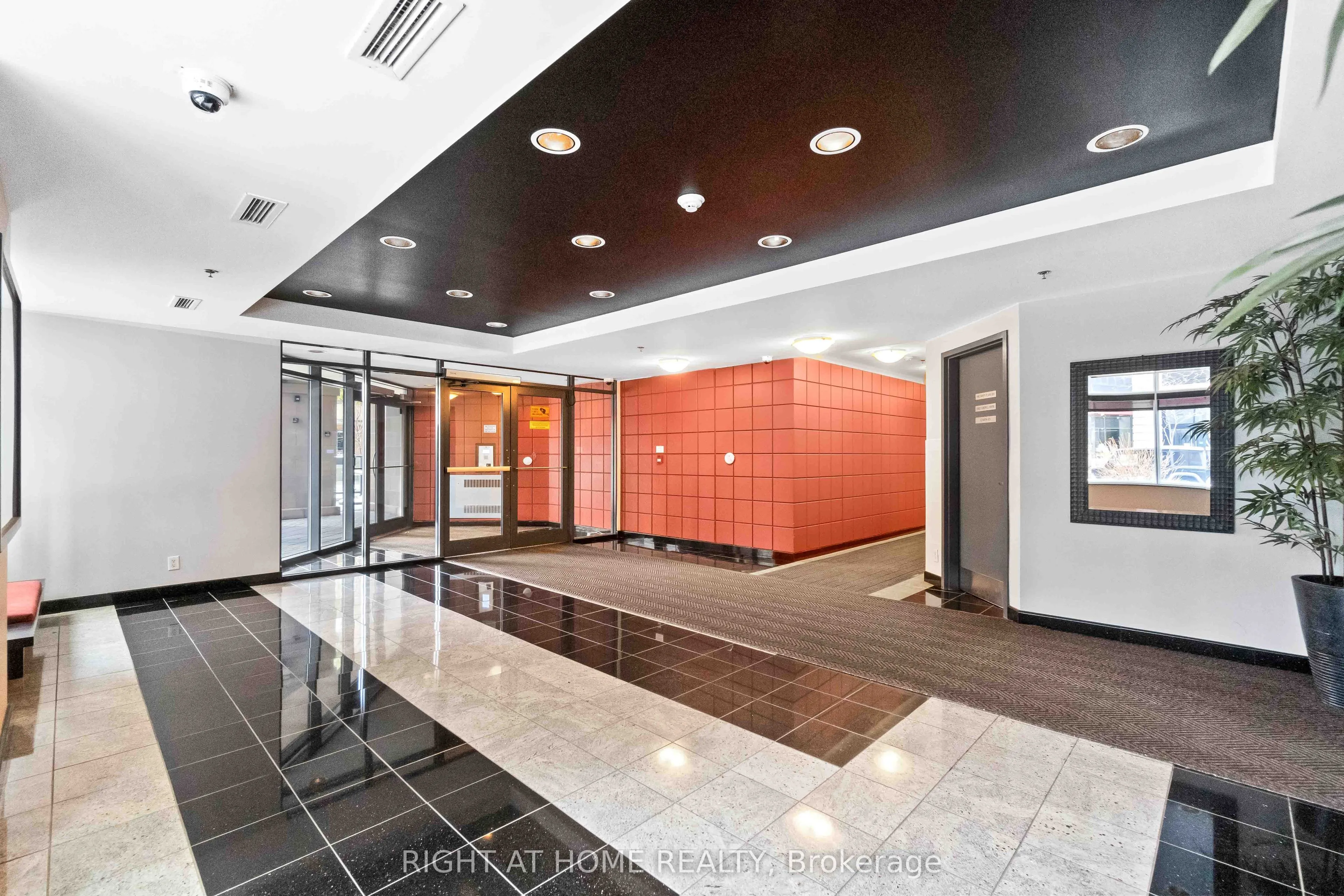 445 Laurier Avenue W #701