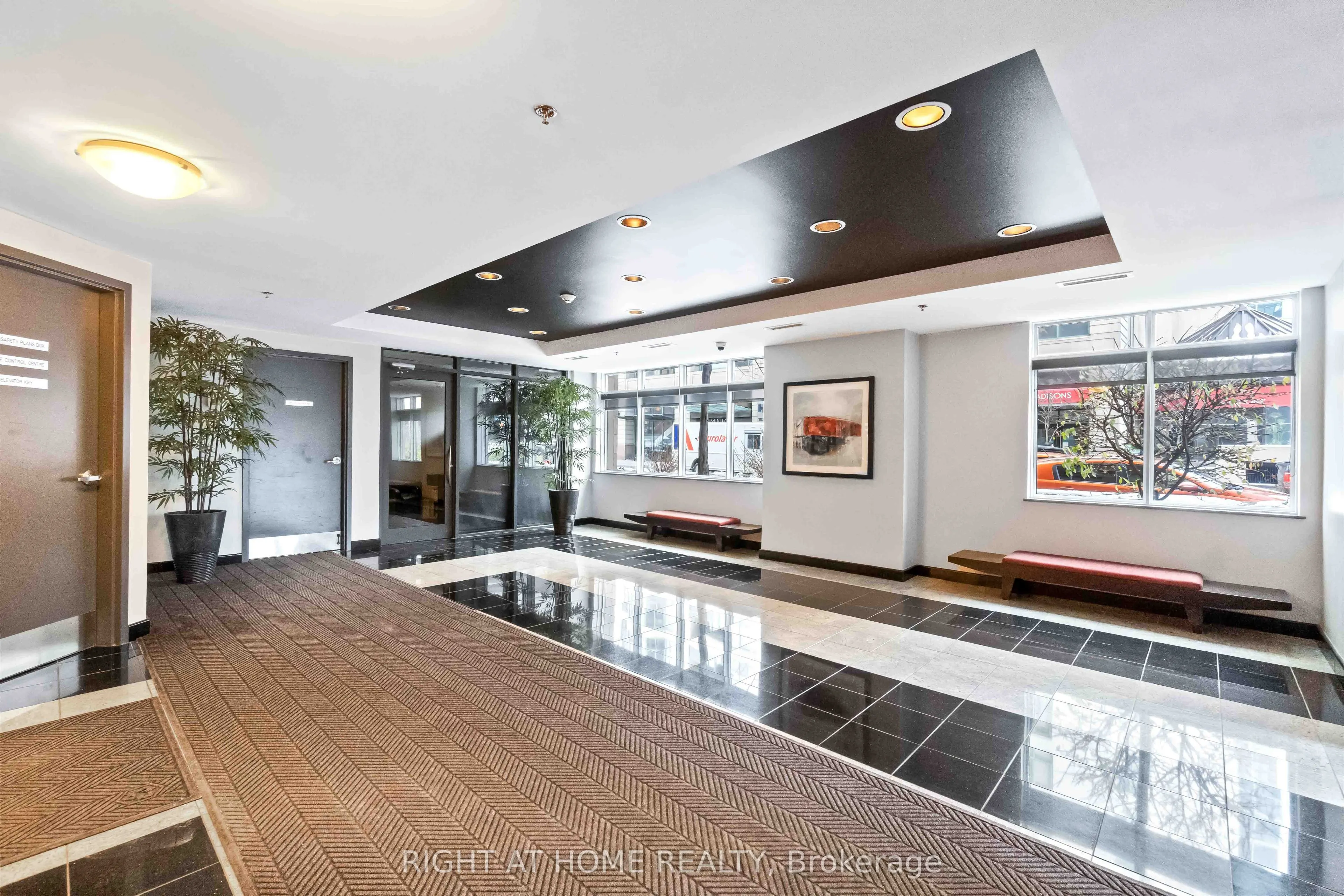 445 Laurier Avenue W #701
