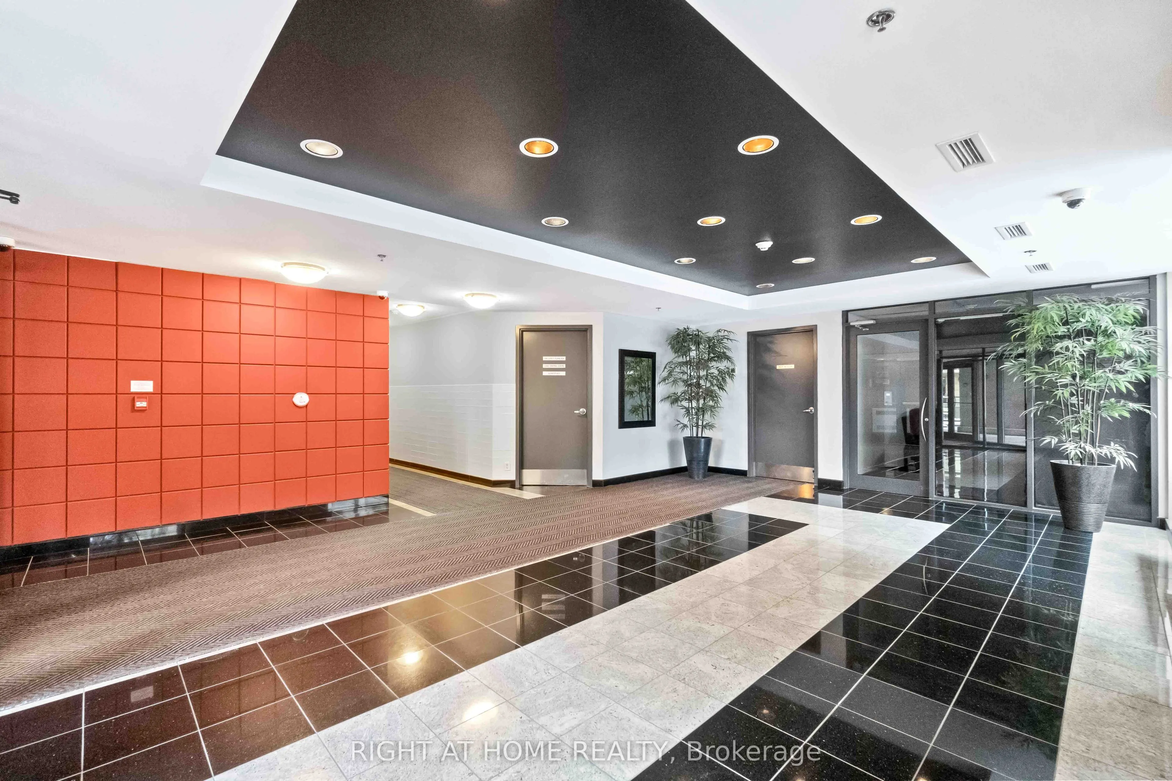 445 Laurier Avenue W #701