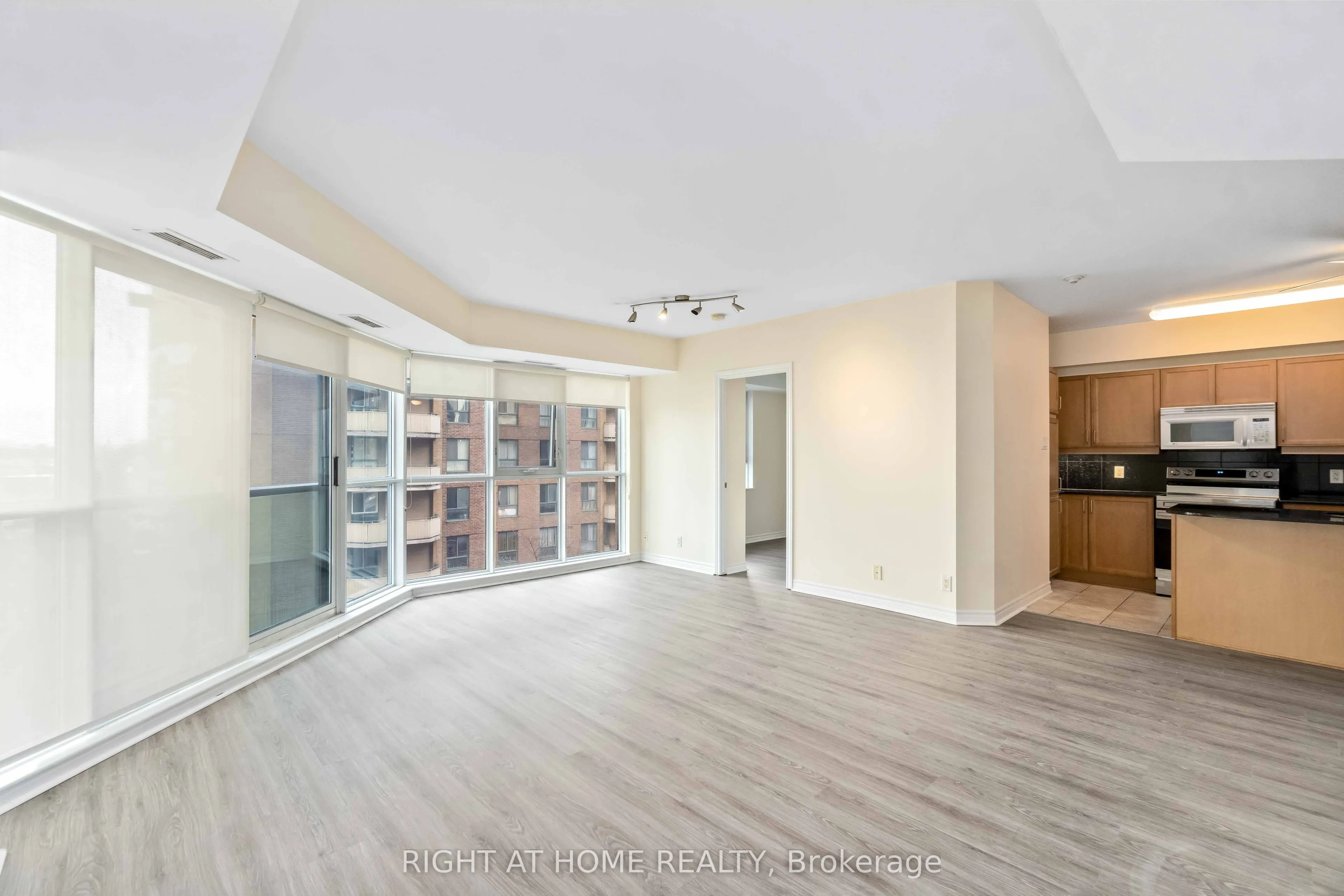 445 Laurier Avenue W #701