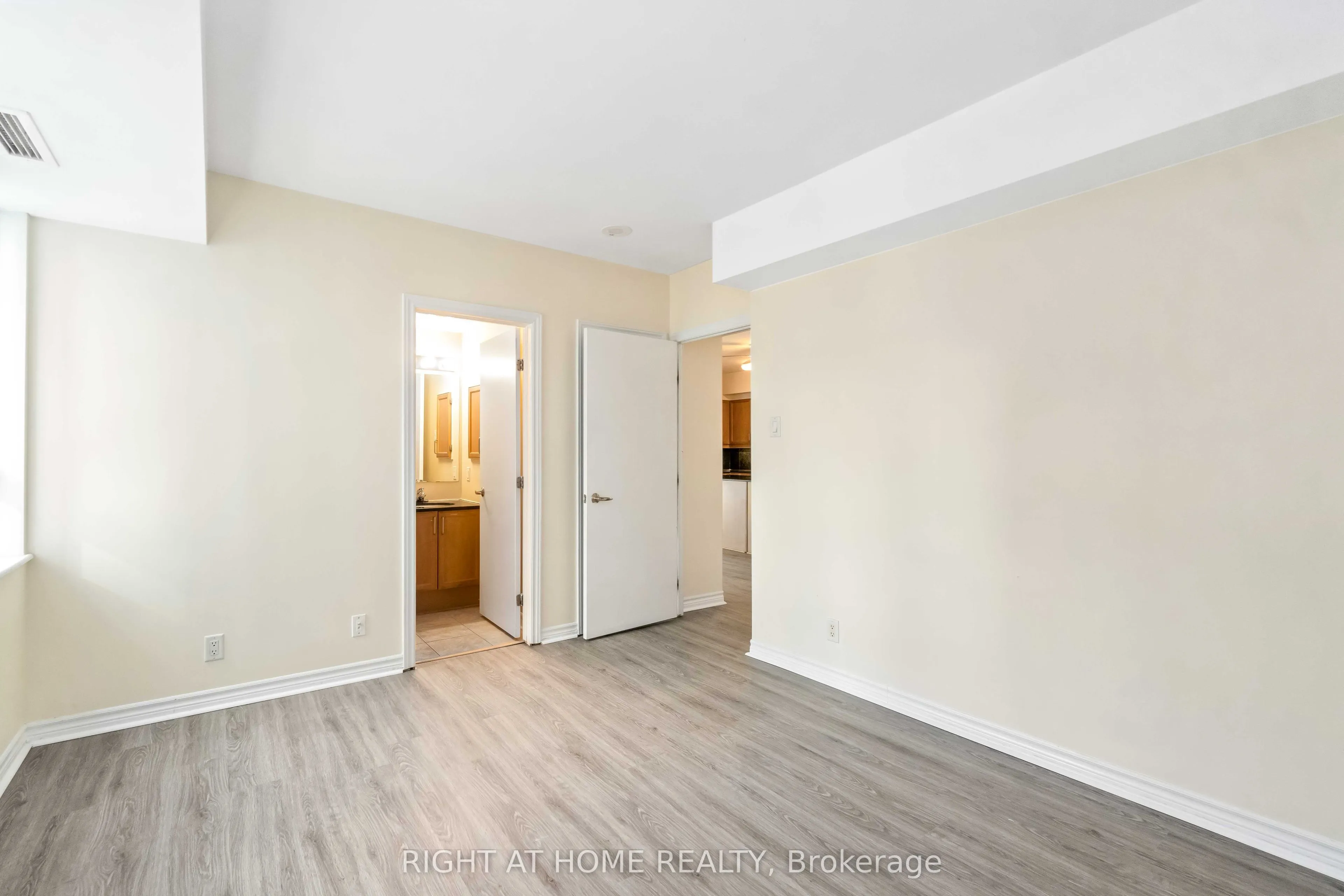 445 Laurier Avenue W #701
