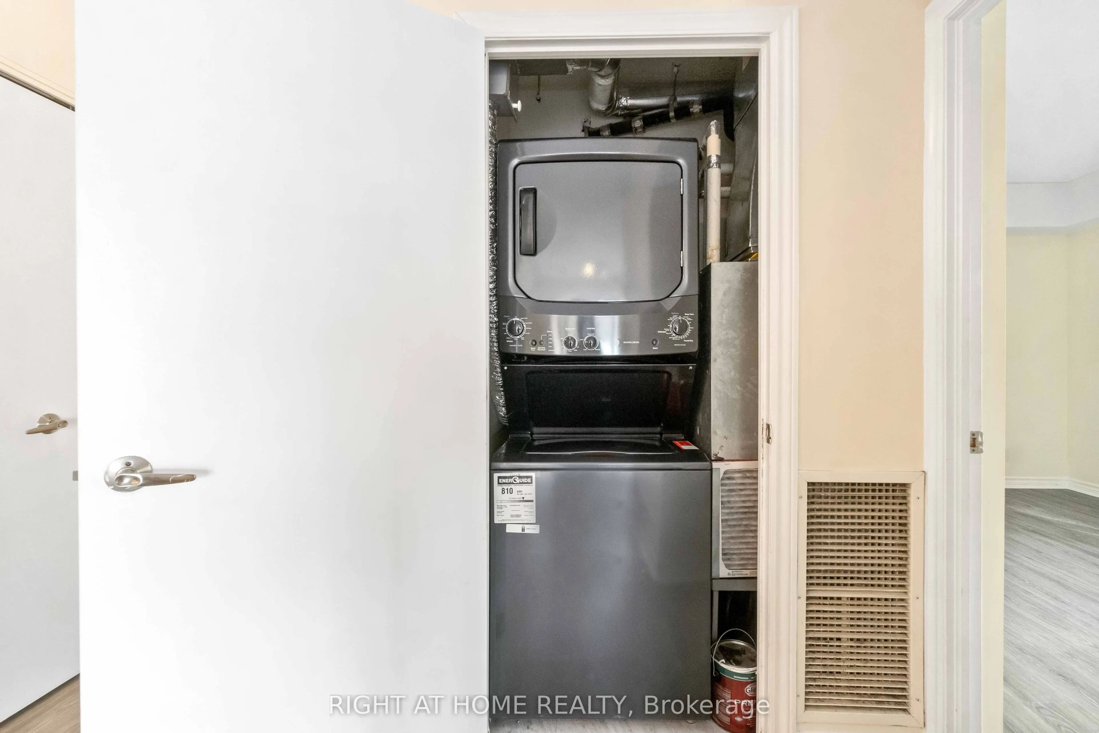 445 Laurier Avenue W #701