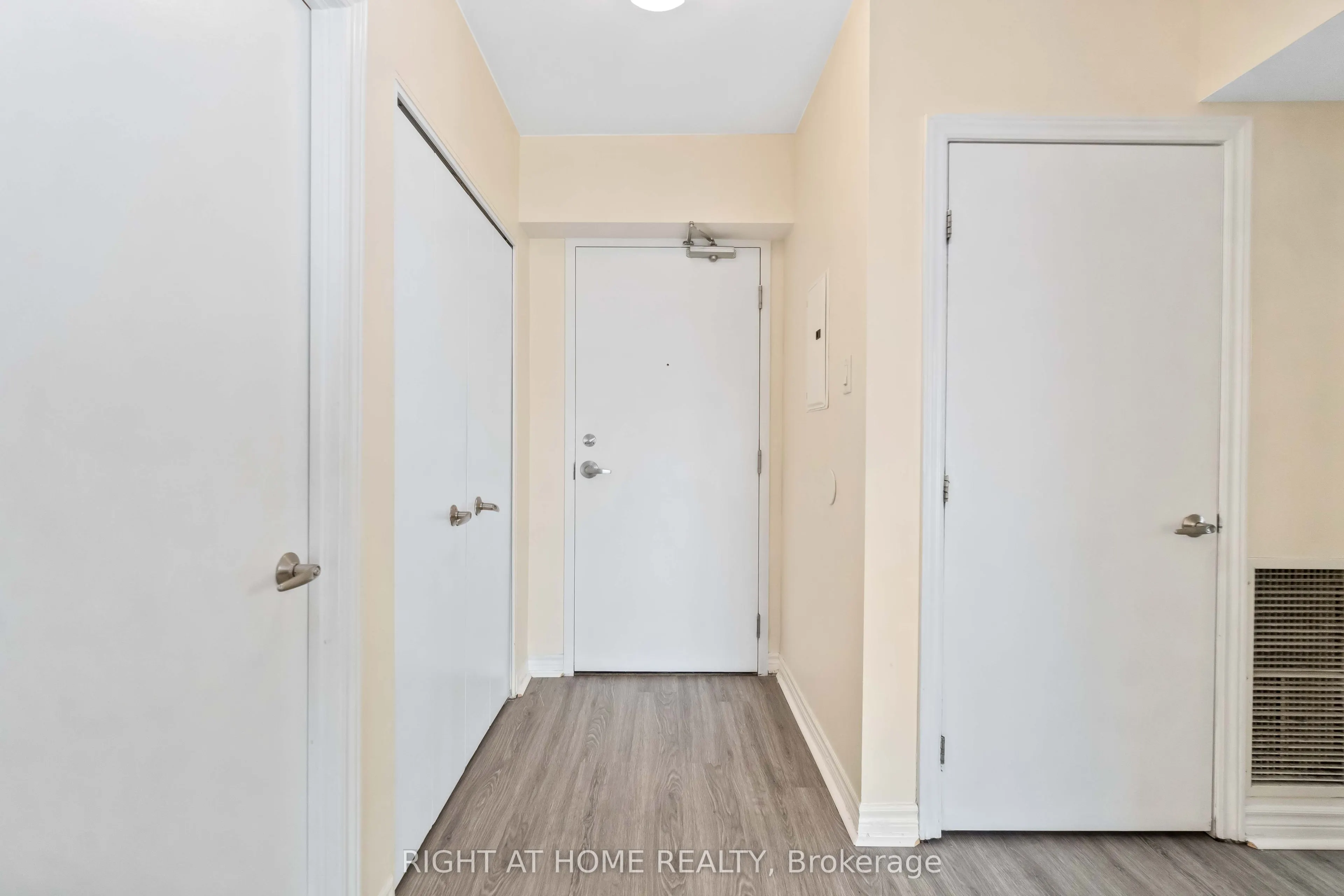 445 Laurier Avenue W #701