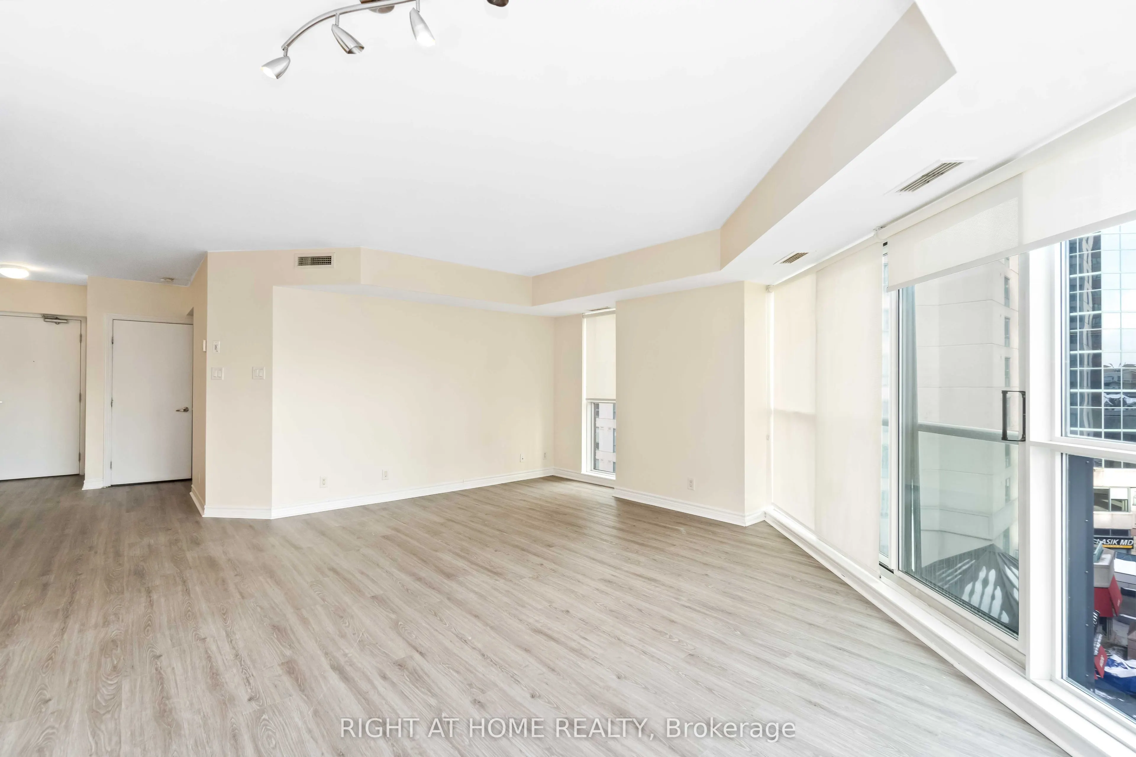 445 Laurier Avenue W #701