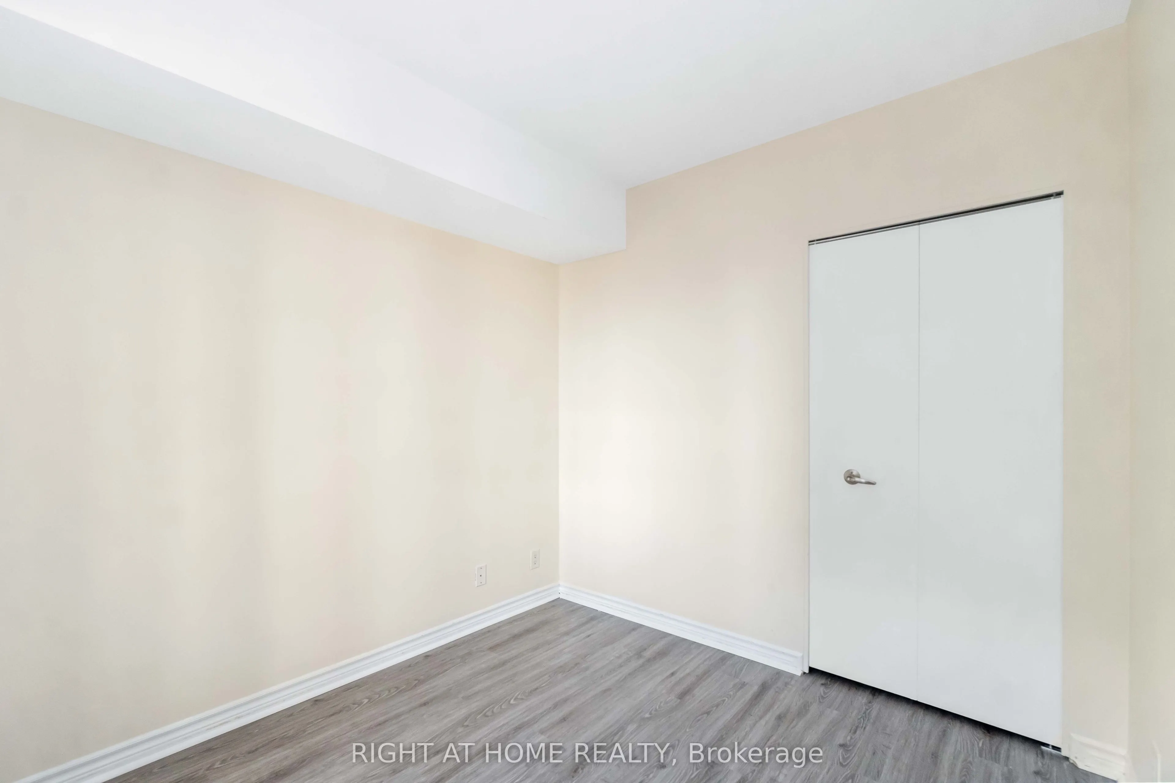 445 Laurier Avenue W #701