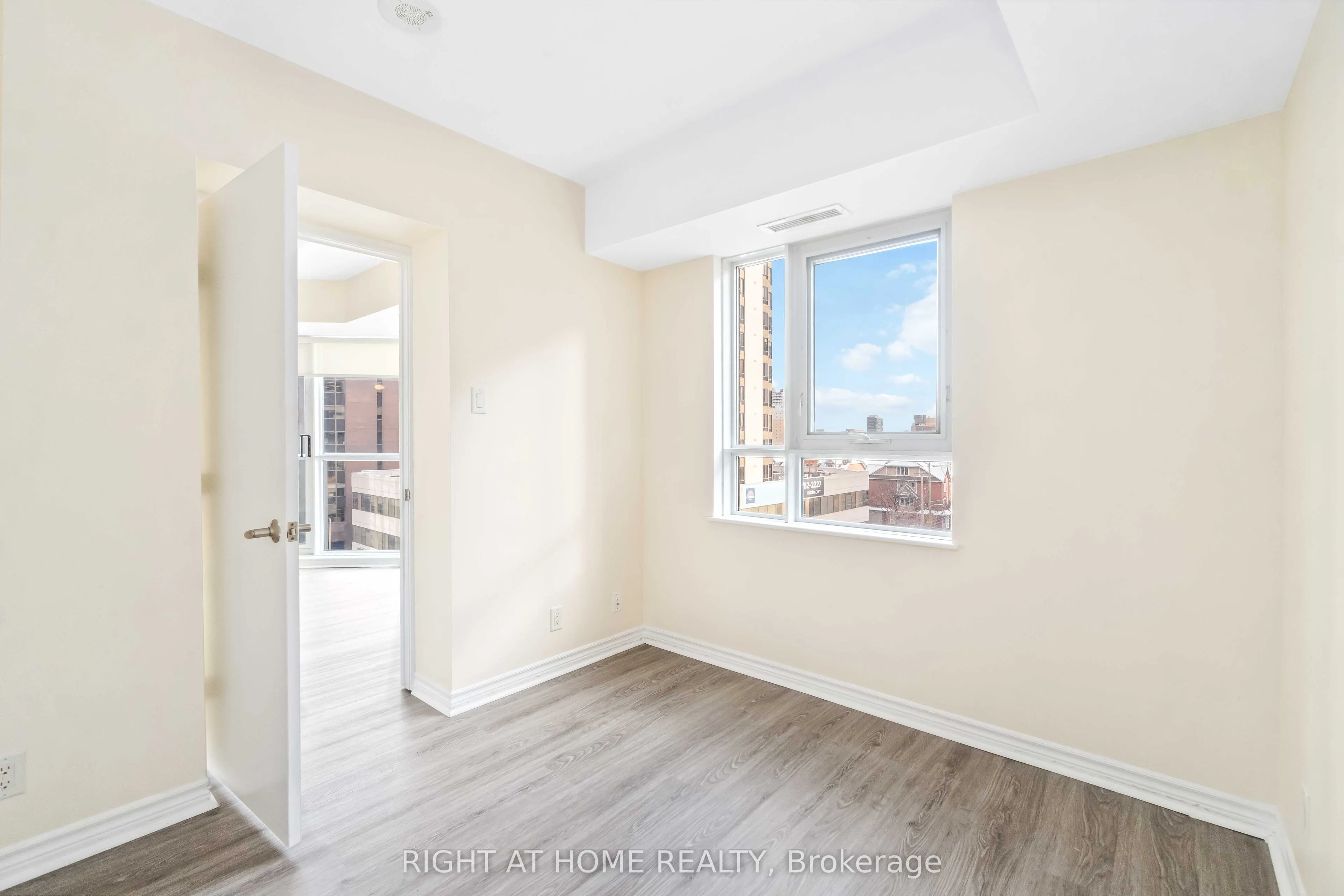 445 Laurier Avenue W #701