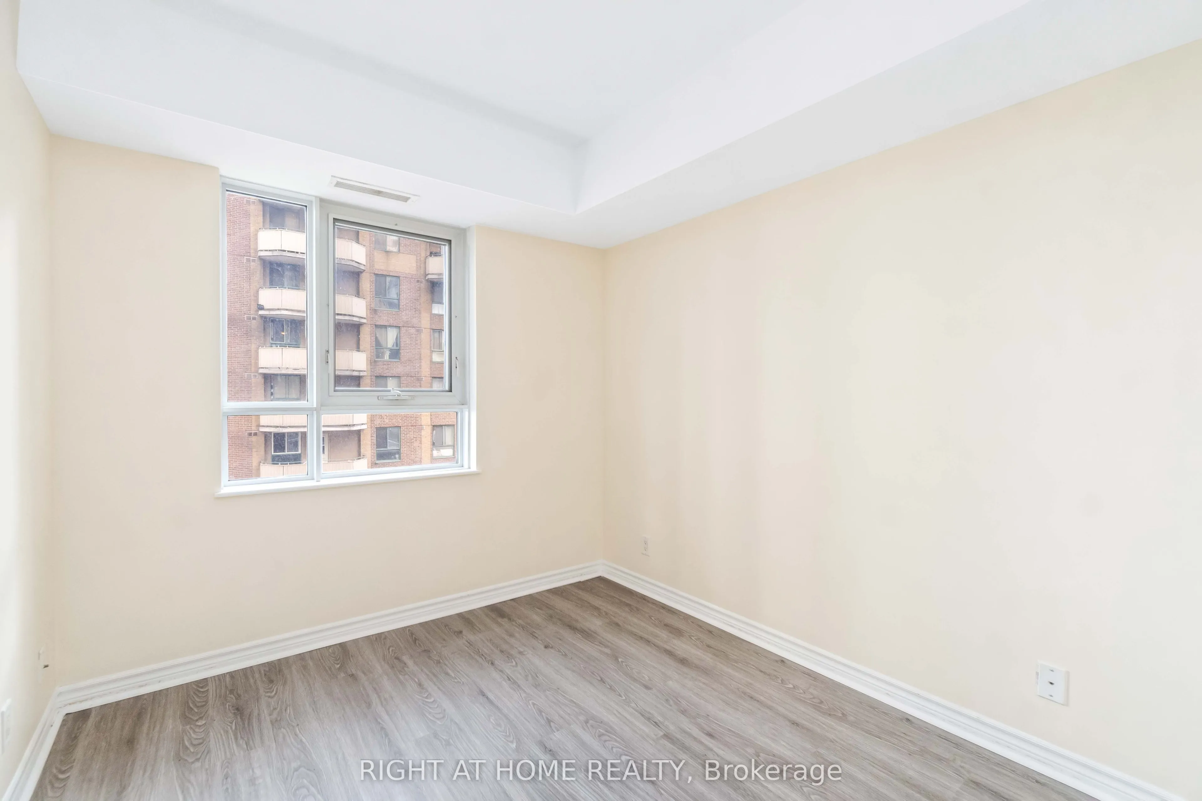 445 Laurier Avenue W #701